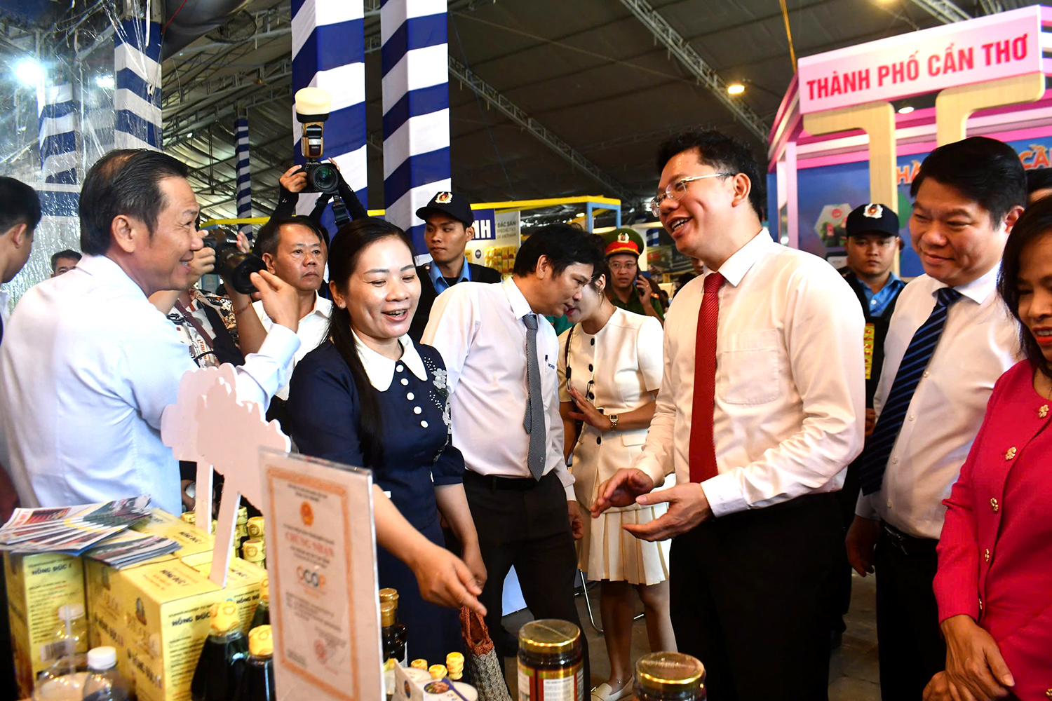 TP.HCM khai mạc Tuần lễ sản phẩm OCOP, đặc sản vùng miền và kết nối cung cầu - Ảnh 1.