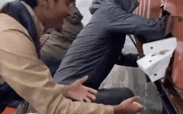 Thực hư cảnh tù nhân ‘nhảy xuyên trần’ bỏ trốn ngay tại phòng xử án - Ảnh 1.