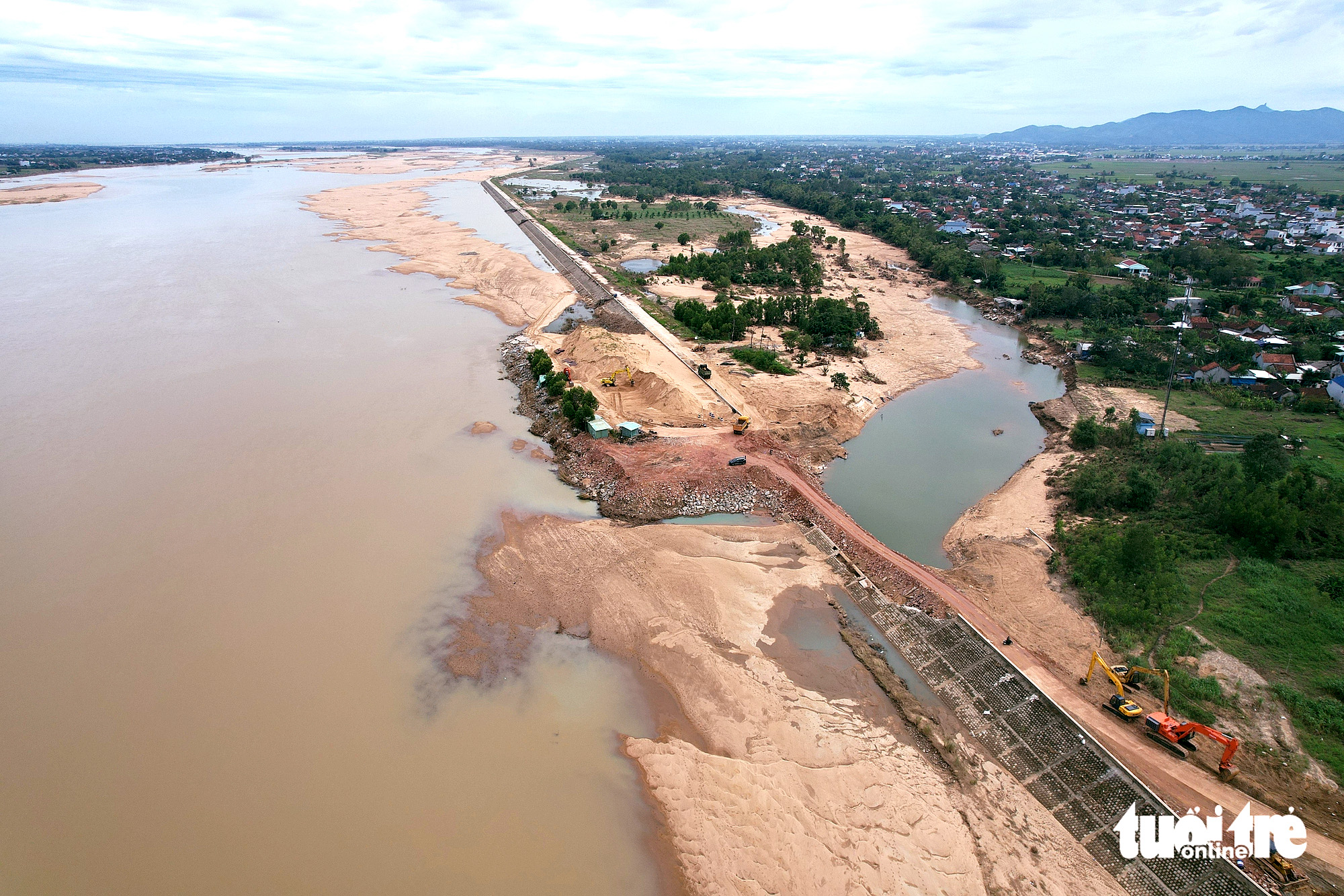 Lũ khoét thủng vào bờ sông Ba rộng 100m, dài 1,5km - Ảnh 1.