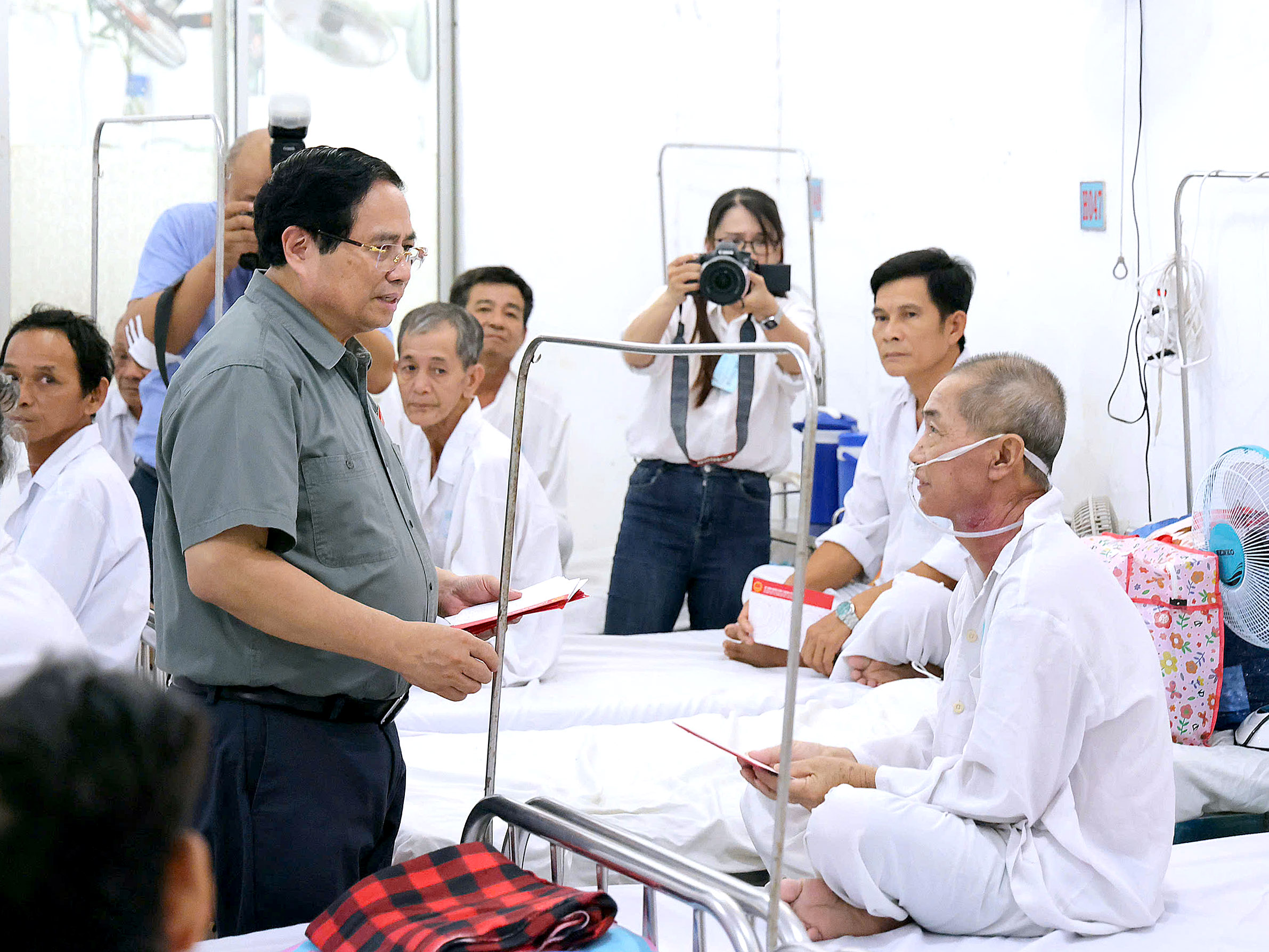 Hai máy xạ trị Thủ tướng chỉ đạo Cần Thơ mua ngay: Chậm nhất 3 tháng nữa sẽ có - Ảnh 1.