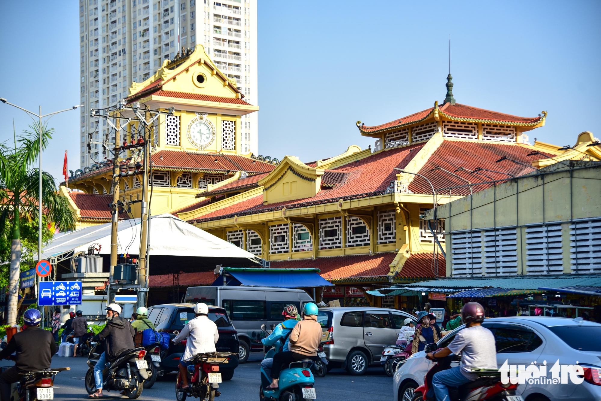 Ngắm chợ Bình Tây, di sản trăm năm chuyển mình thành điểm đến du lịch mới - Ảnh 1.