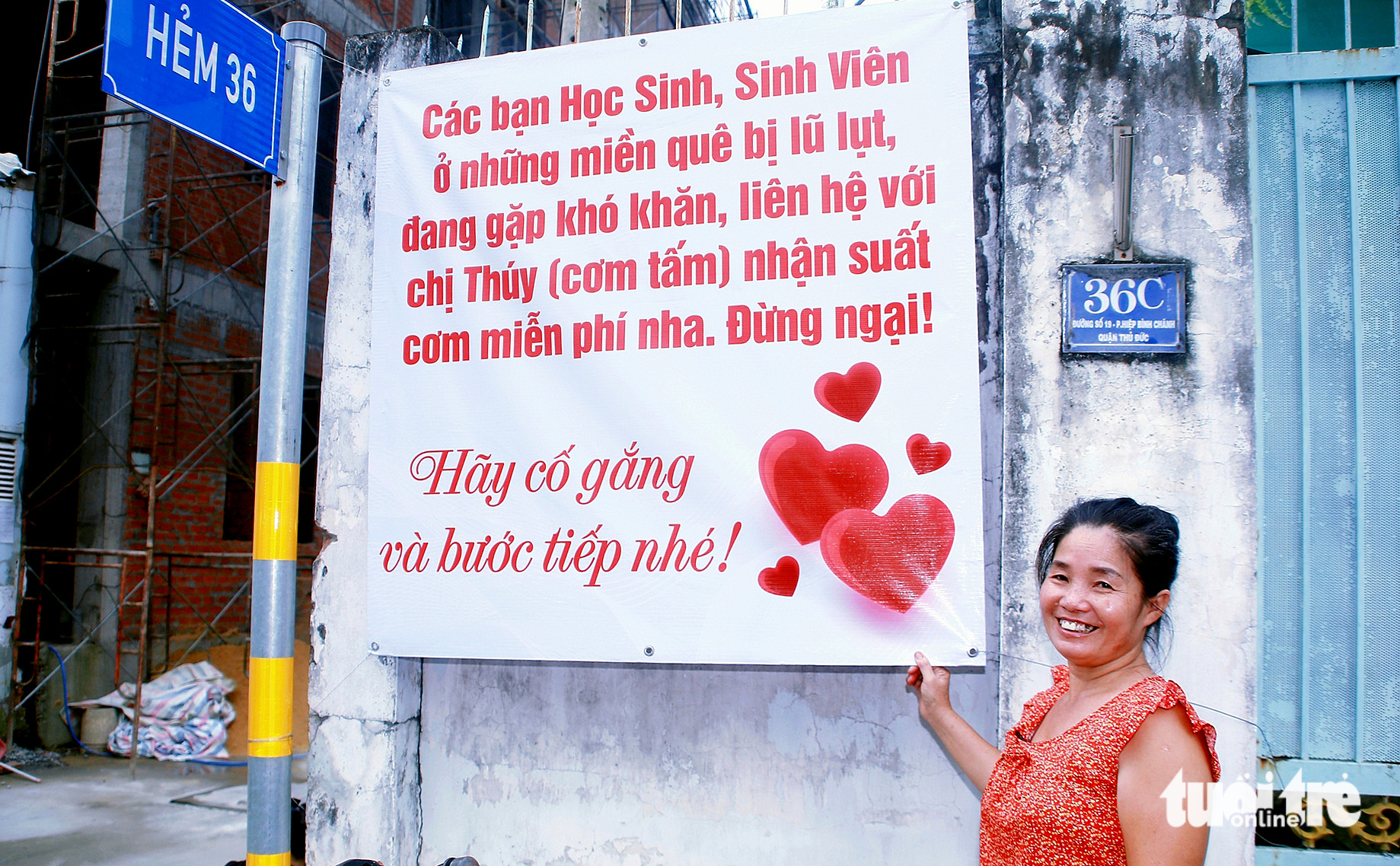 Ấm lòng với hàng trăm suất cơm 0 đồng tặng sinh viên quê vùng lũ, kèm lời mời 'đừng ngại' - Ảnh 1.