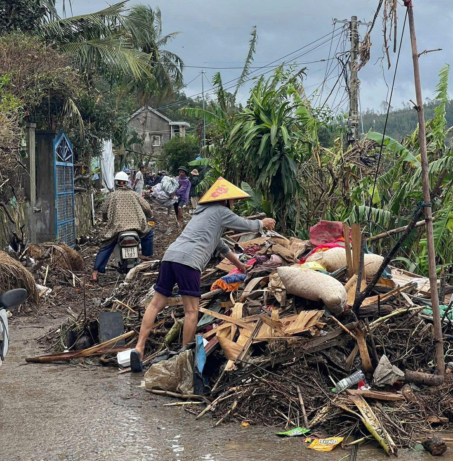 Hồi sinh sau lũ: Người đàn ông 'nổi tiếng' trên mạng do mặc áo... nữ nay thành người dẫn đường - Ảnh 9.