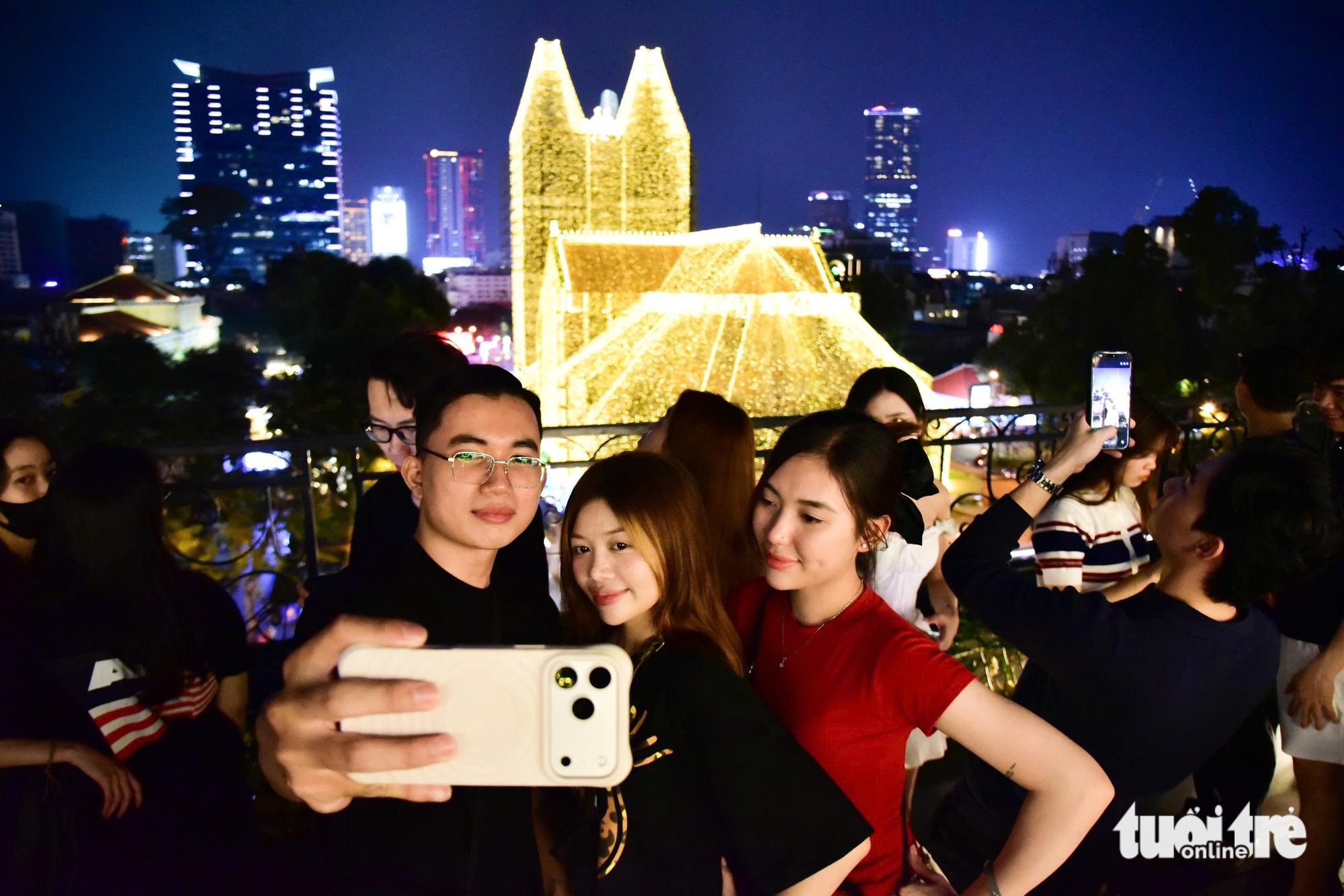 Nhà thờ Đức Bà phủ kín đèn LED đón Giáng sinh, người dân nô nức đến check-in - Ảnh 7. Nhà thờ Đức Bà - Ảnh 6.