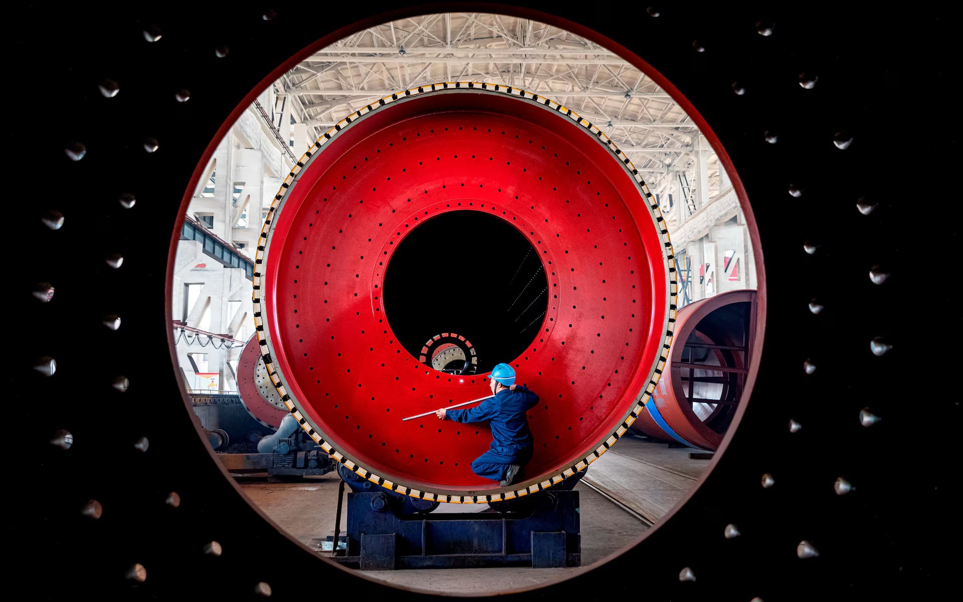 Asia's factories end 2025 on firmer footing as orders pick up- Ảnh 2.