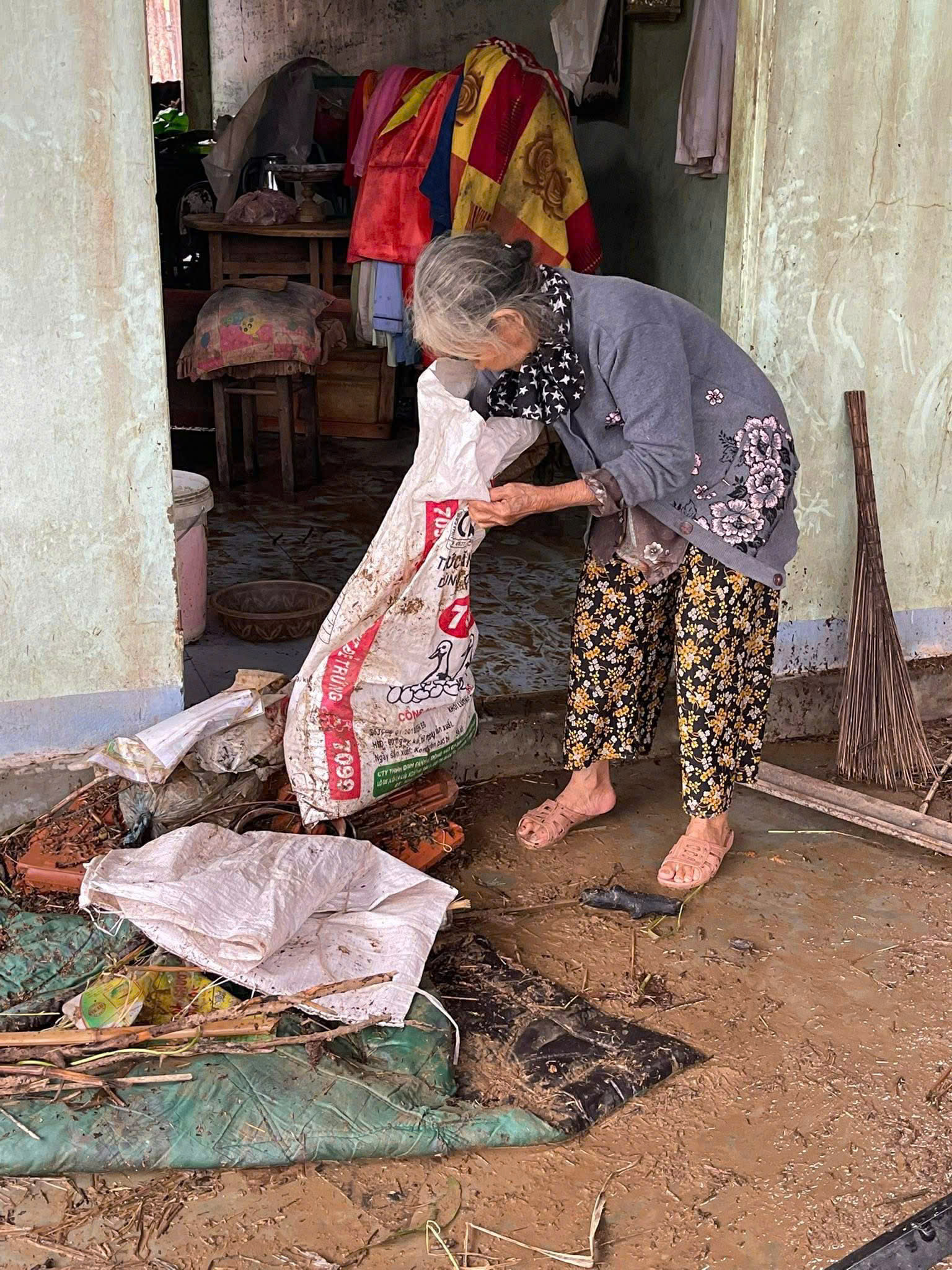 Hồi sinh sau lũ: Người đàn ông 'nổi tiếng' trên mạng do mặc áo... nữ nay thành người dẫn đường - Ảnh 7.