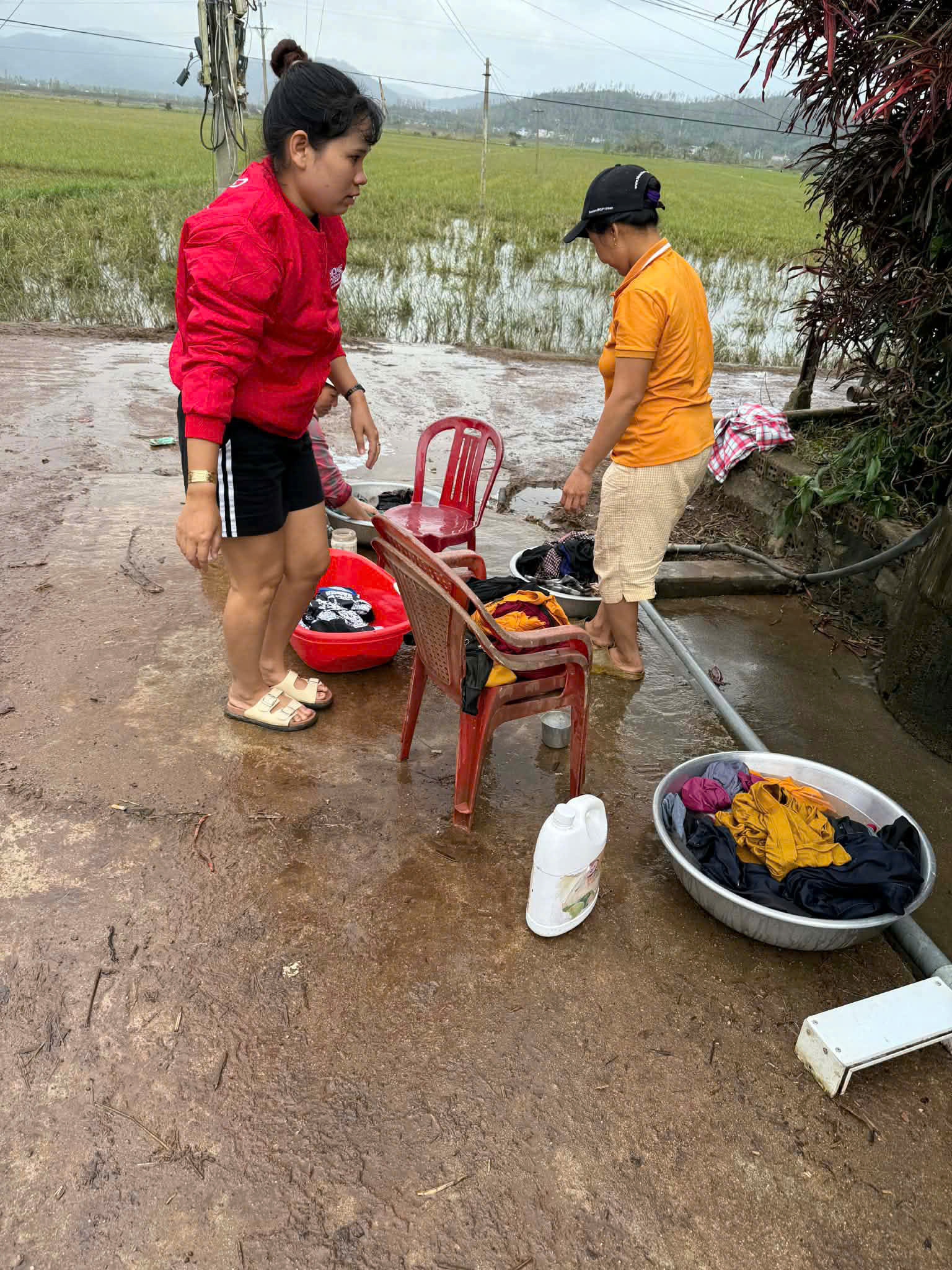 Hồi sinh sau lũ: Người đàn ông 'nổi tiếng' trên mạng do mặc áo... nữ nay thành người dẫn đường - Ảnh 8.