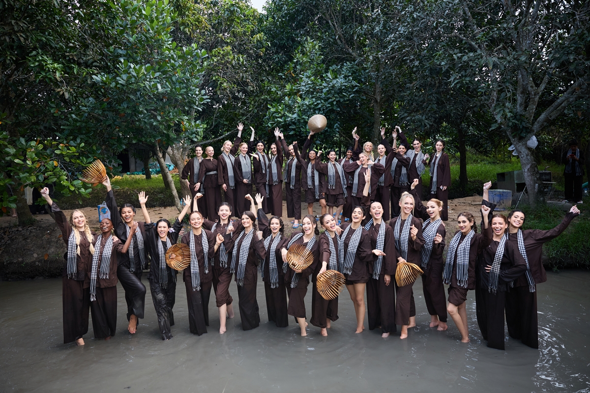 Người đẹp Miss Charm lội mương bắt cá, đổ bánh xèo, đi cầu khỉ - Ảnh 2. Miss Charm - Ảnh 2.