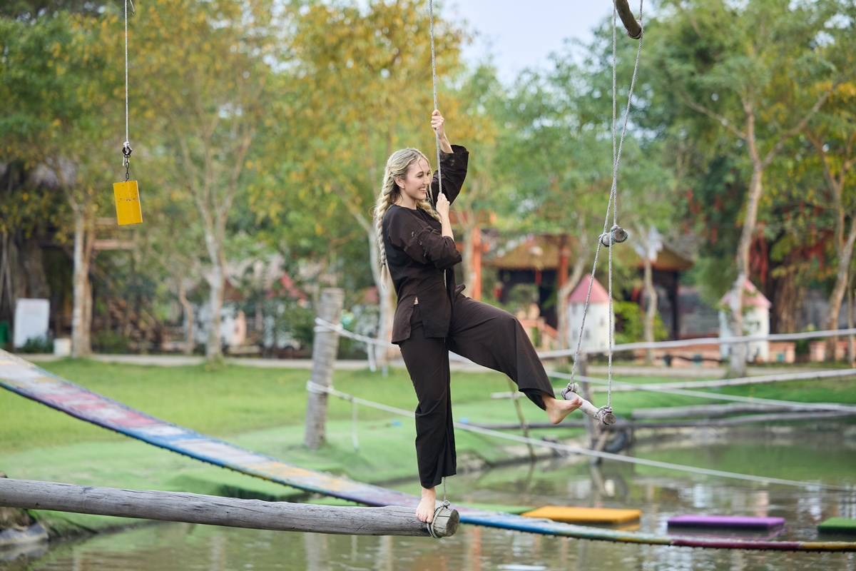 Người đẹp Miss Charm lội mương bắt cá, đổ bánh xèo, đi cầu khỉ - Ảnh 8. Miss Charm - Ảnh 8.