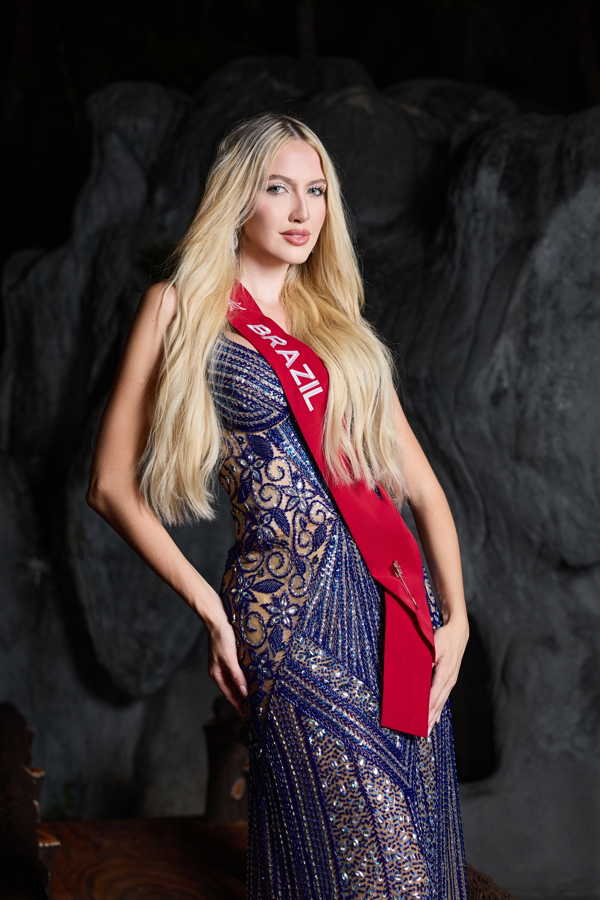 Người đẹp Miss Charm lội mương bắt cá, đổ bánh xèo, đi cầu khỉ - Ảnh 10. Miss Charm - Ảnh 10.