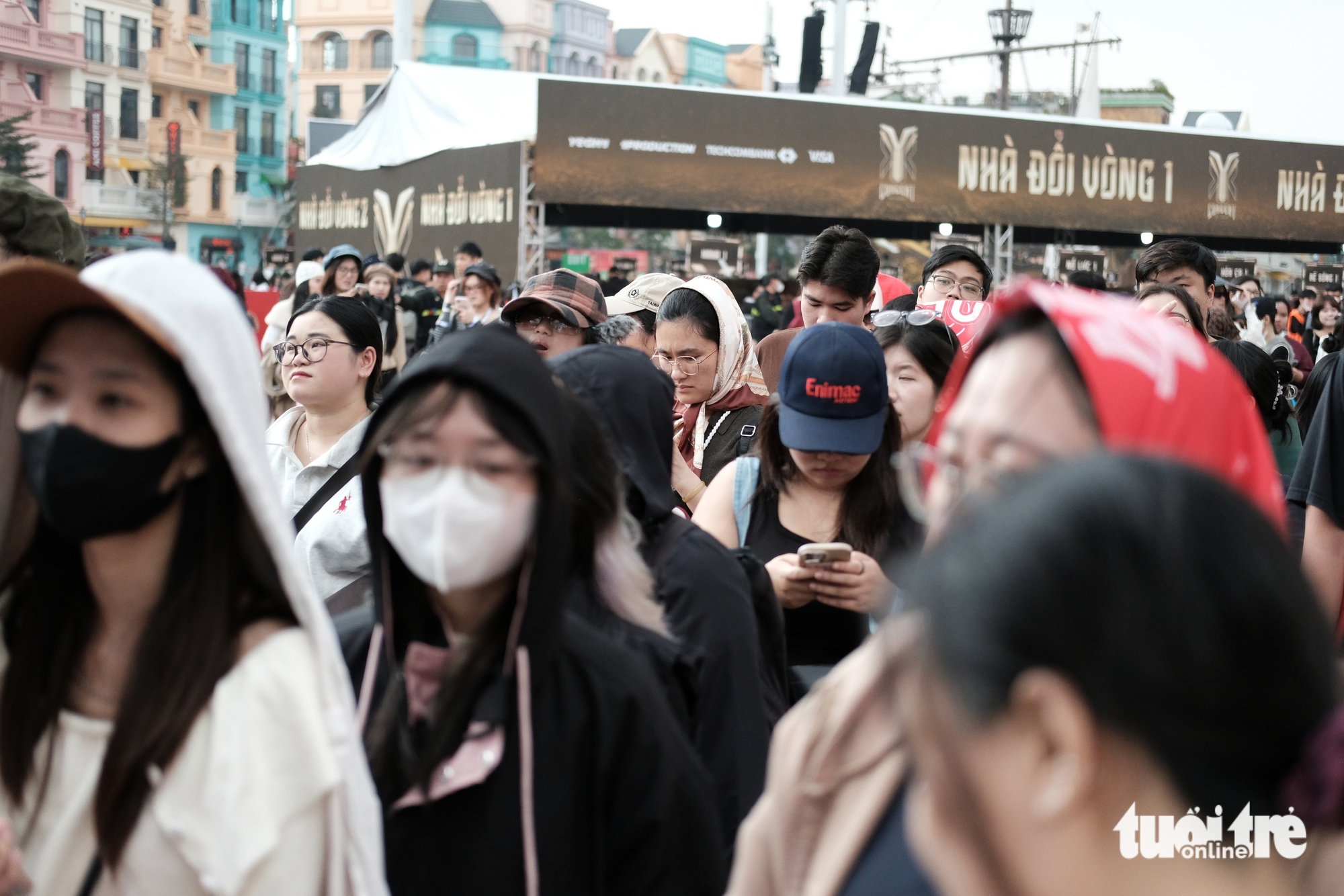 Hàng chục ngàn khán giả đổ về Y-Concert dài 10 tiếng, mang theo cả đồ ăn thức uống - Ảnh 1.