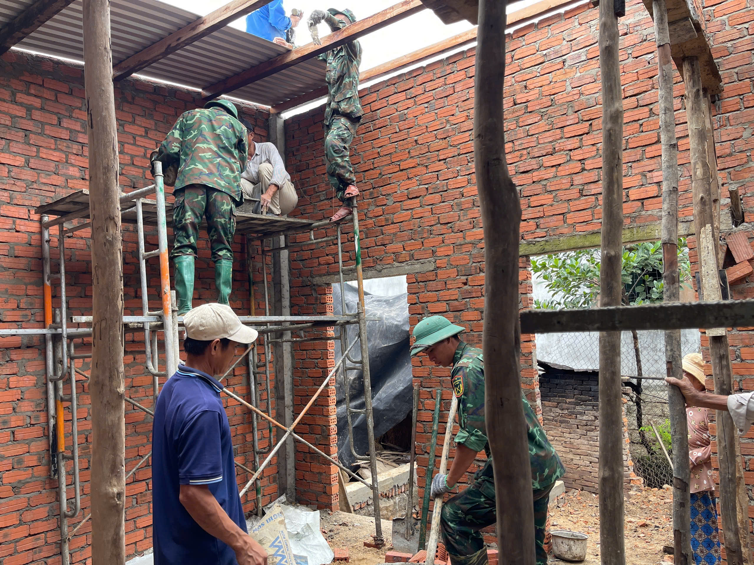 Tiến độ Chiến dịch Quang Trung tính đến sáng 20-12: Sắp bàn giao nhiều nhà dân ở vùng lũ  - Ảnh 2.