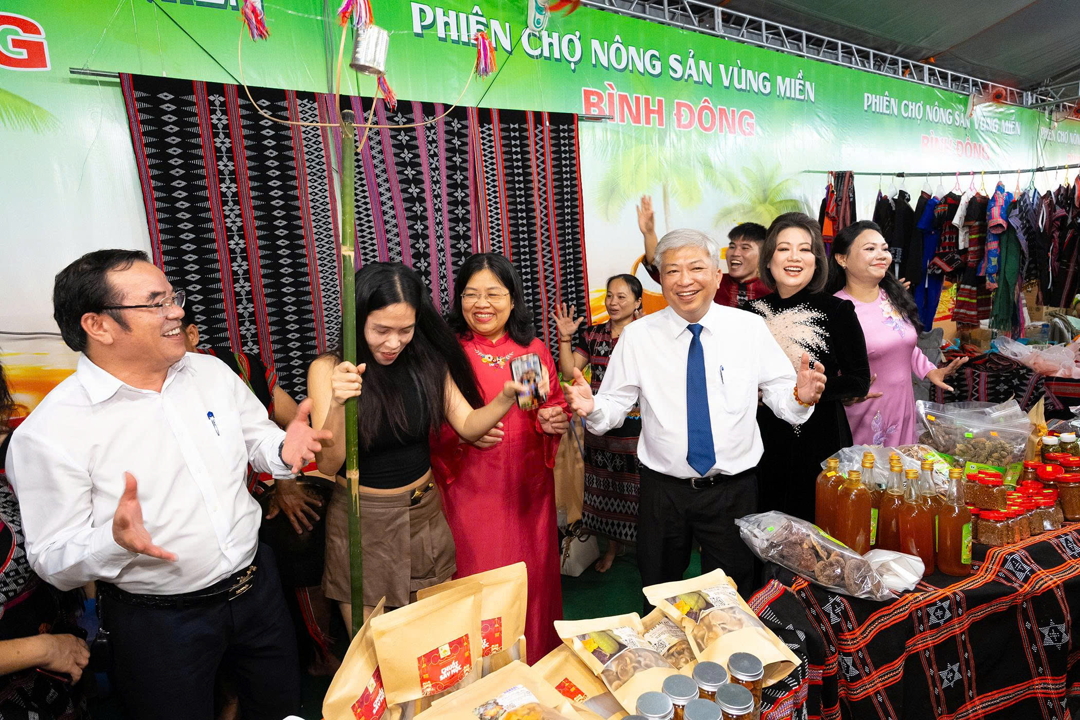 phiên chợ - Ảnh 2.