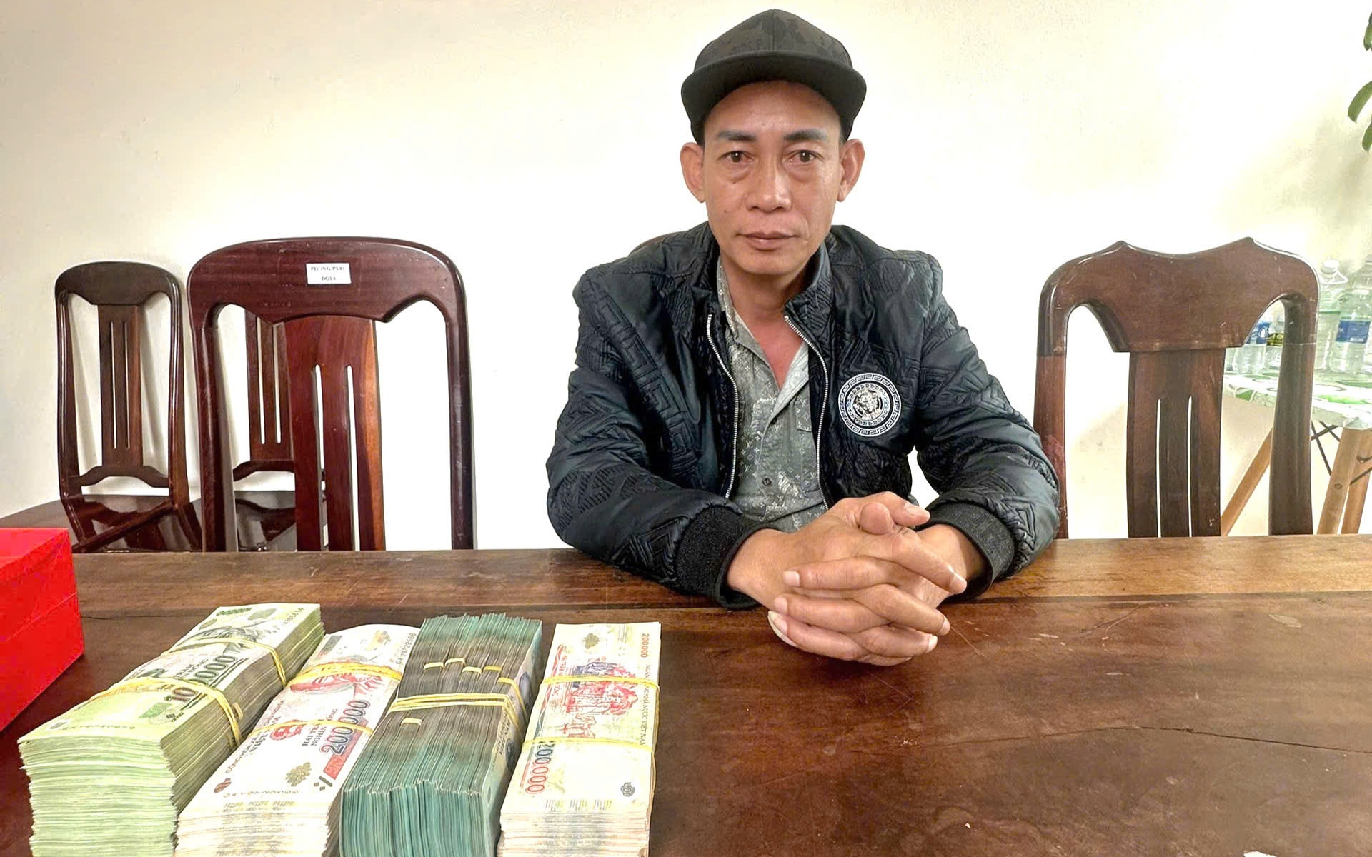 Bị hành hung vì thỏa thuận mua viên thiên thạch... giá 75 tỉ USD không thành? - Ảnh 2.