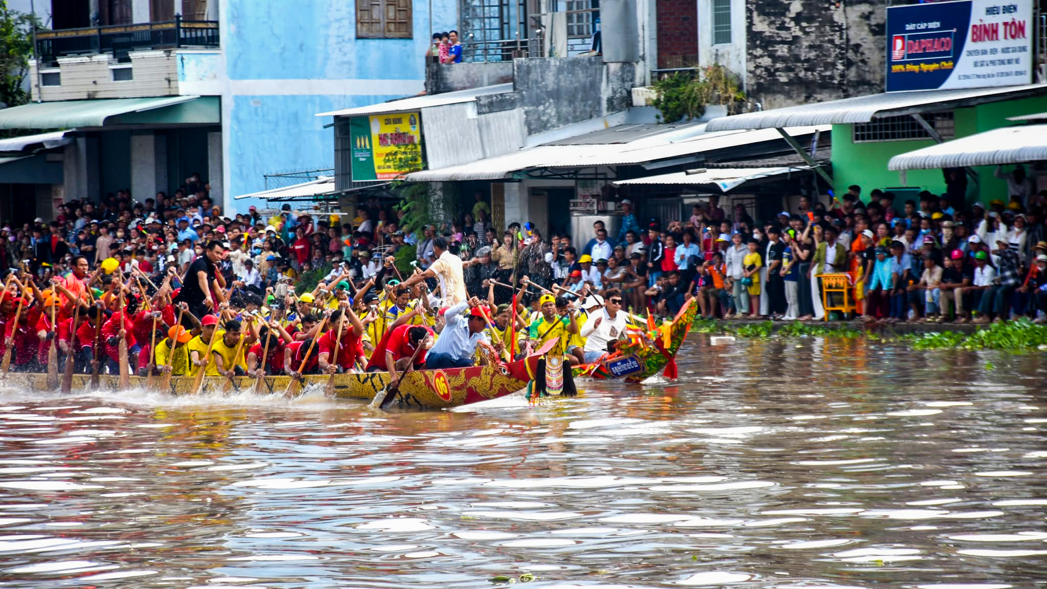 Sôi nổi đua ghe ngo ở Cà Mau, người dân leo cả lên mái nhà để xem - Ảnh 4.