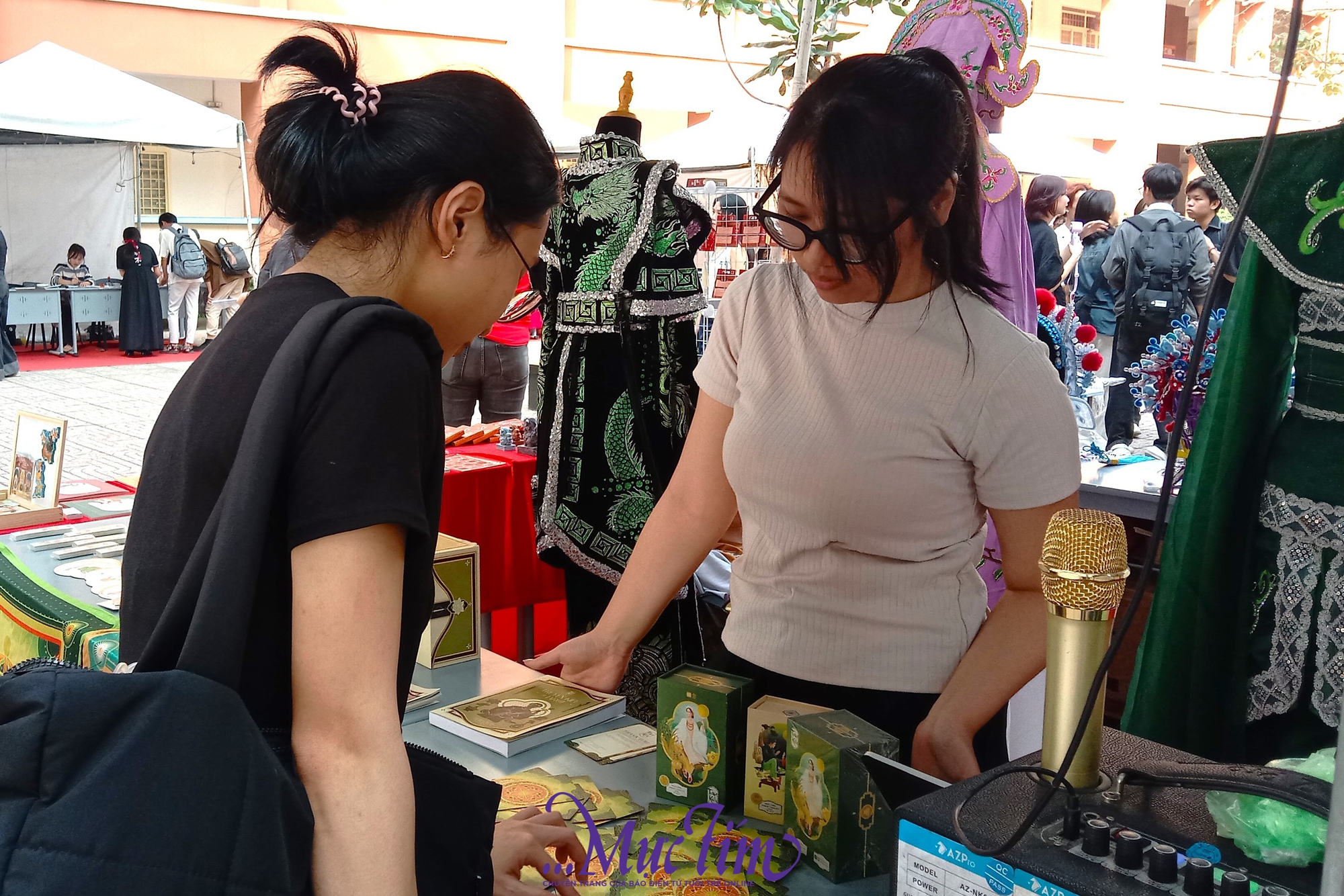 Sinh viên Nhân văn lan tỏa tình yêu nghệ thuật qua ‘Hoa Chào Ngõ Hạnh’ - Ảnh 2.