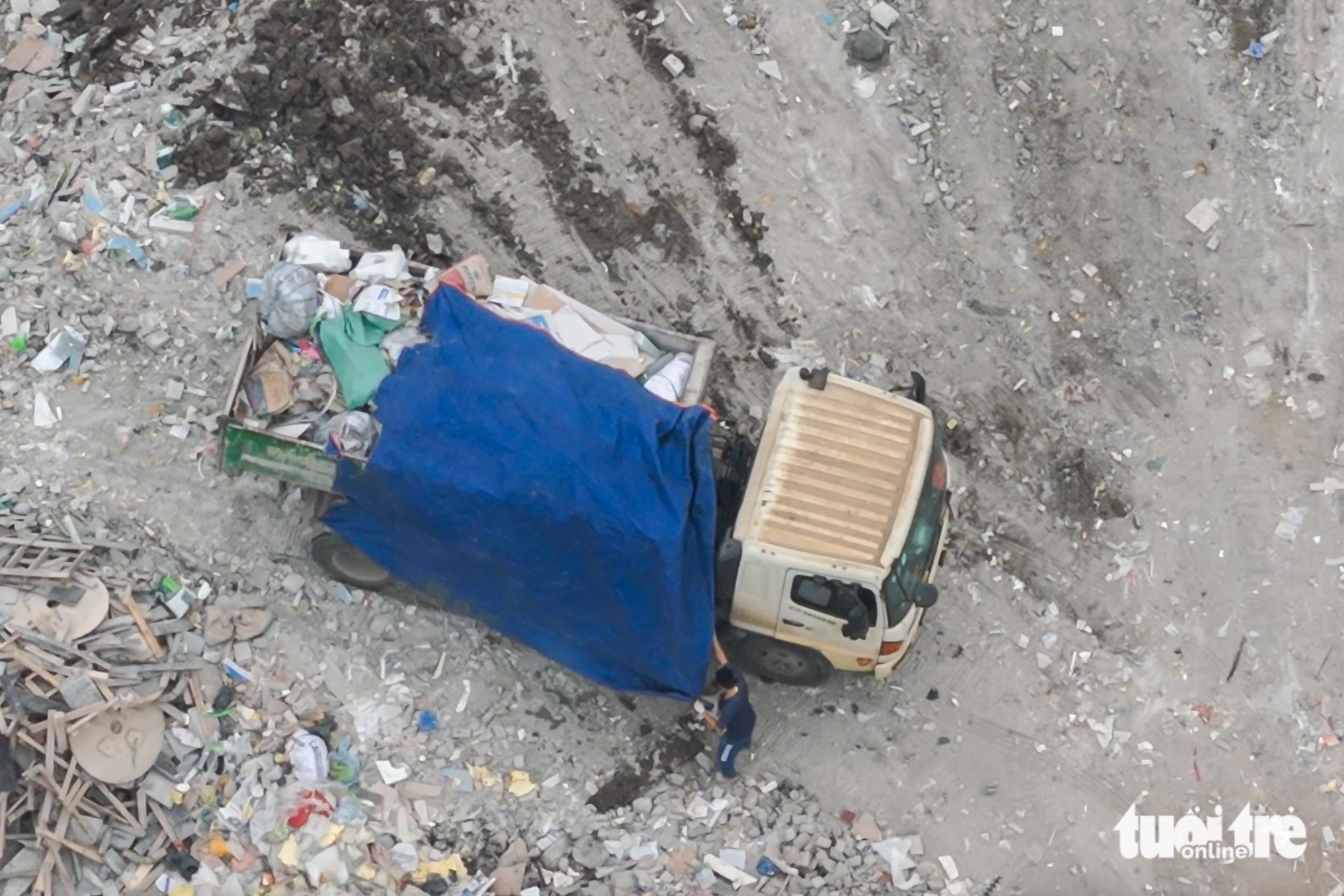 Chủ tịch Hà Nội chỉ đạo kiểm tra, làm rõ sau bài điều tra tùy tiện đổ rác thải xây dựng của Tuổi Trẻ - Ảnh 1.