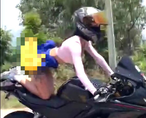 Foreigner investigated in Vietnam after dangerous motorcycle stunt goes viral- Ảnh 1.