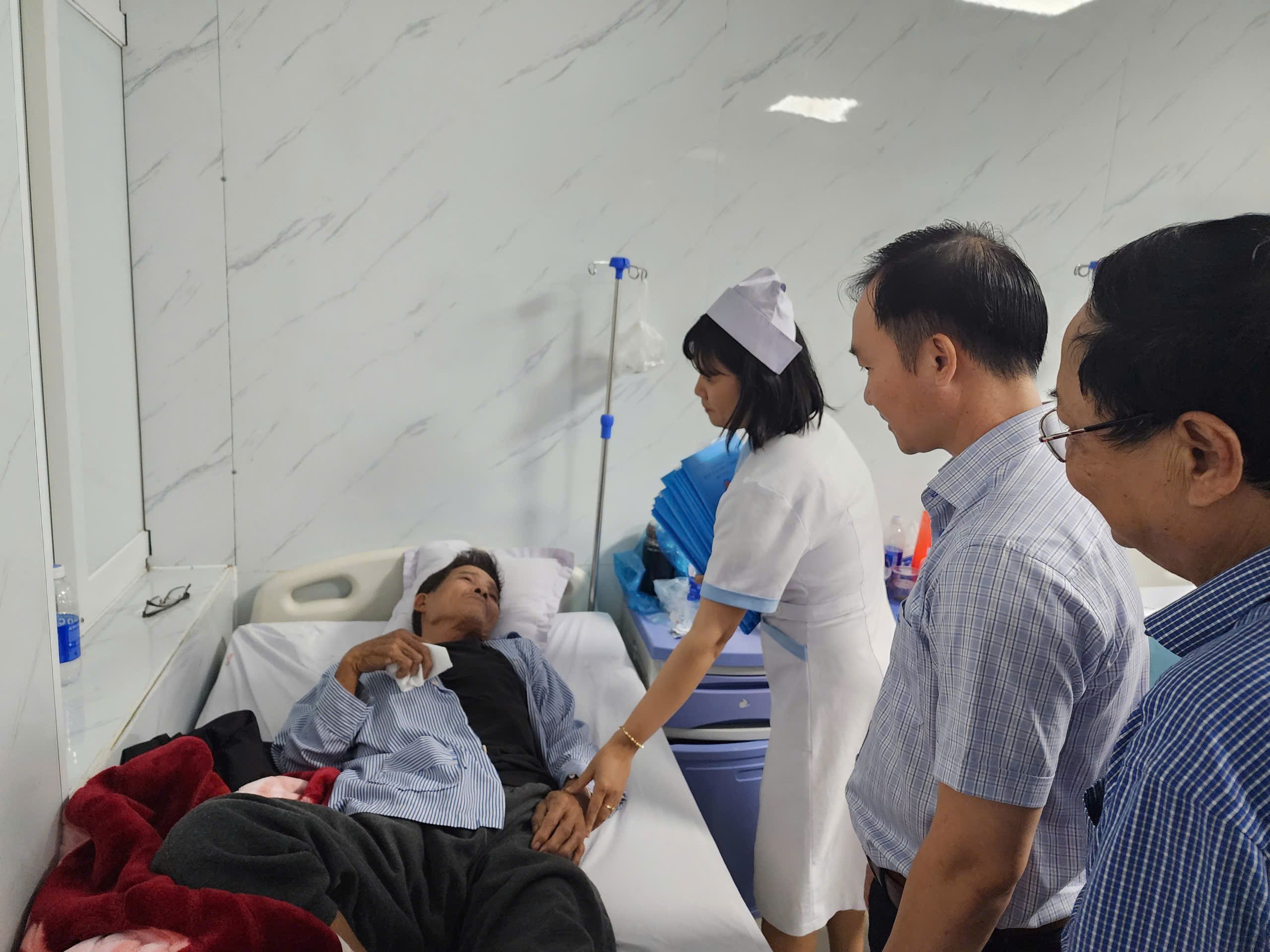 Ăn bánh mì Hồng Vân bị ngộ độc: Chả, bơ, ớt, rau… có vi khuẩn Salmonella và Bacillus cereus - Ảnh 1.