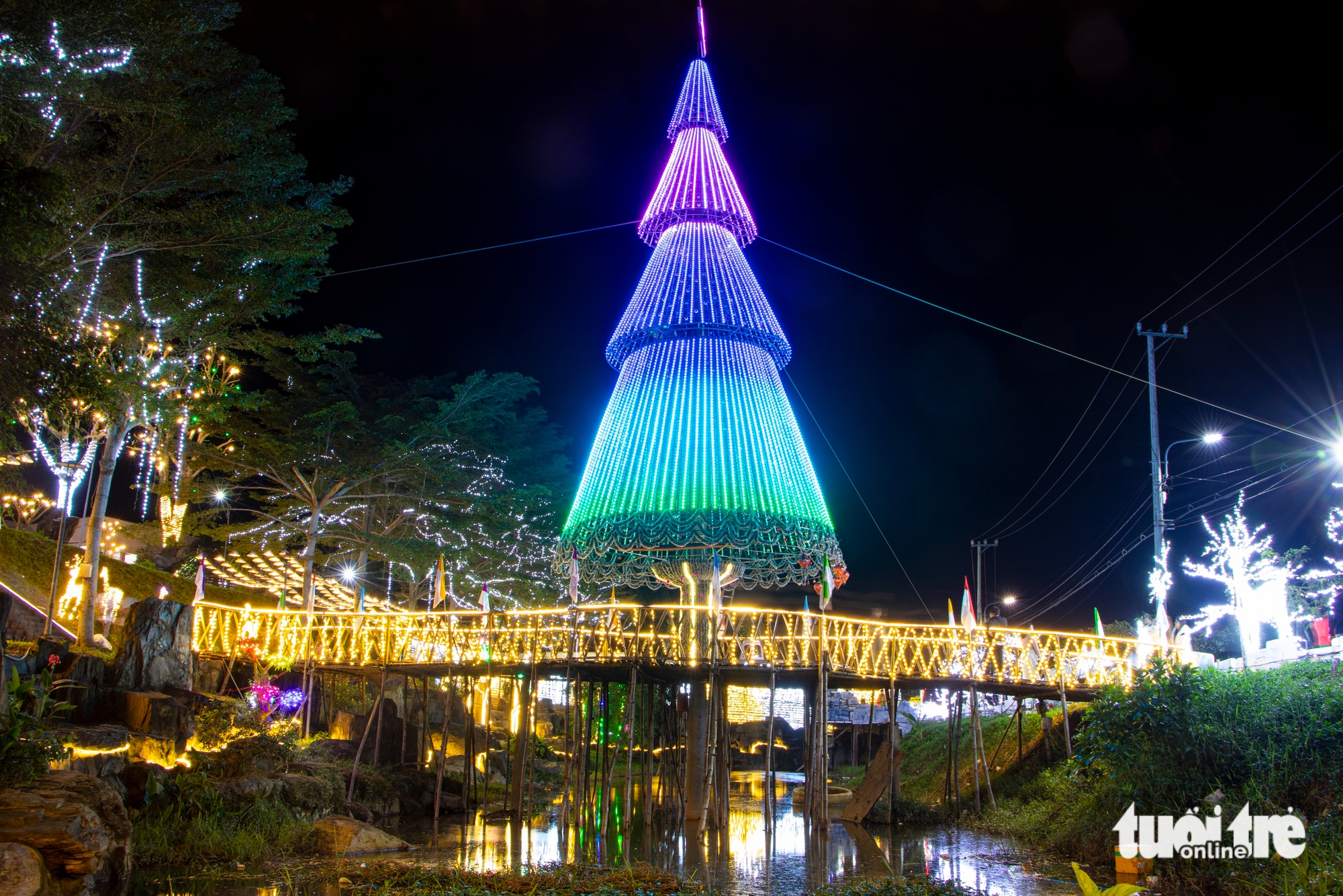 Churches in Da Nang draw crowds as Christmas lights switch on- Ảnh 1.