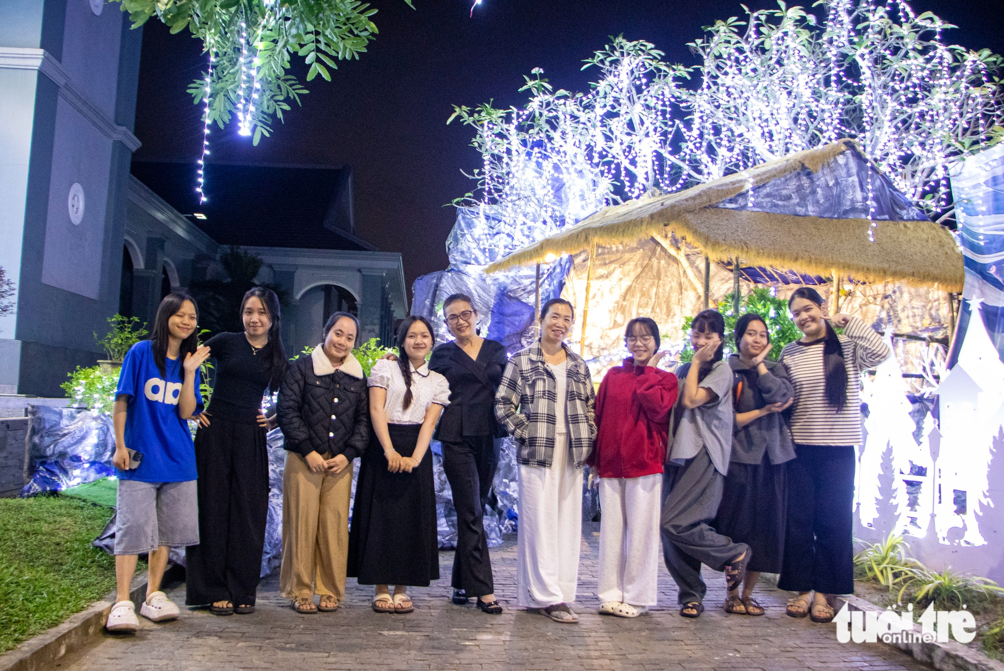 Churches in Da Nang draw crowds as Christmas lights switch on- Ảnh 2.