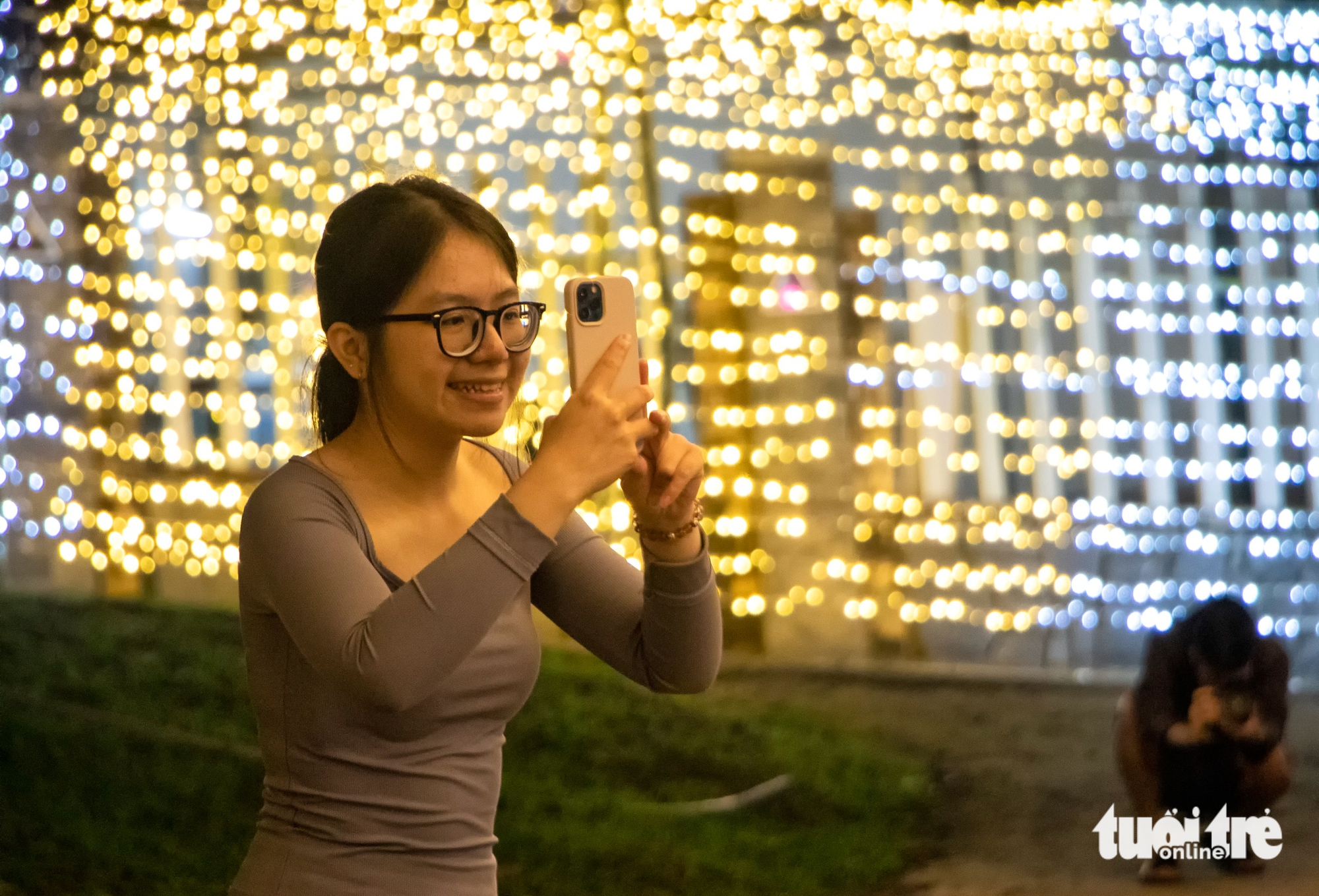 Churches in Da Nang draw crowds as Christmas lights switch on- Ảnh 8.