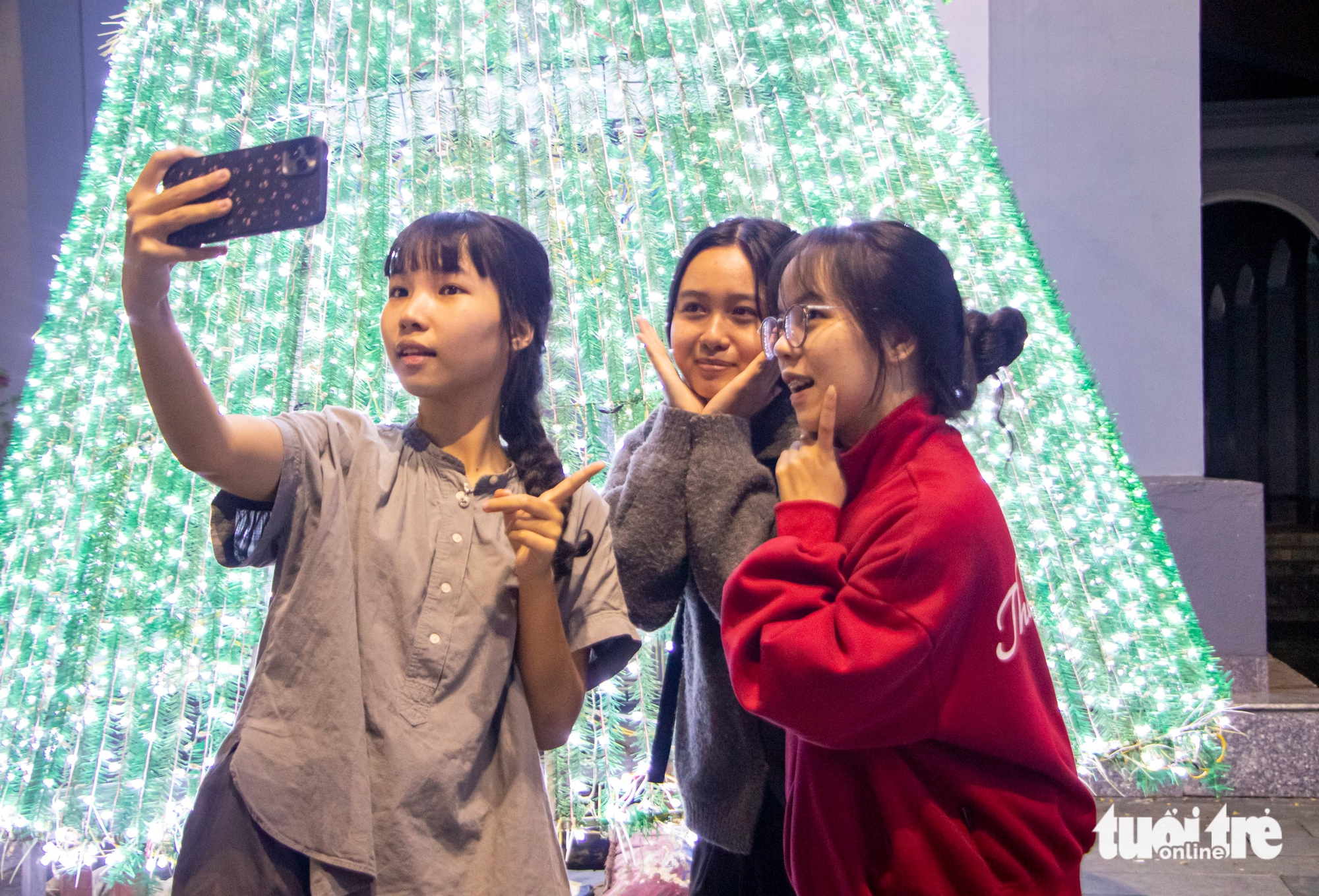 Churches in Da Nang draw crowds as Christmas lights switch on- Ảnh 6.