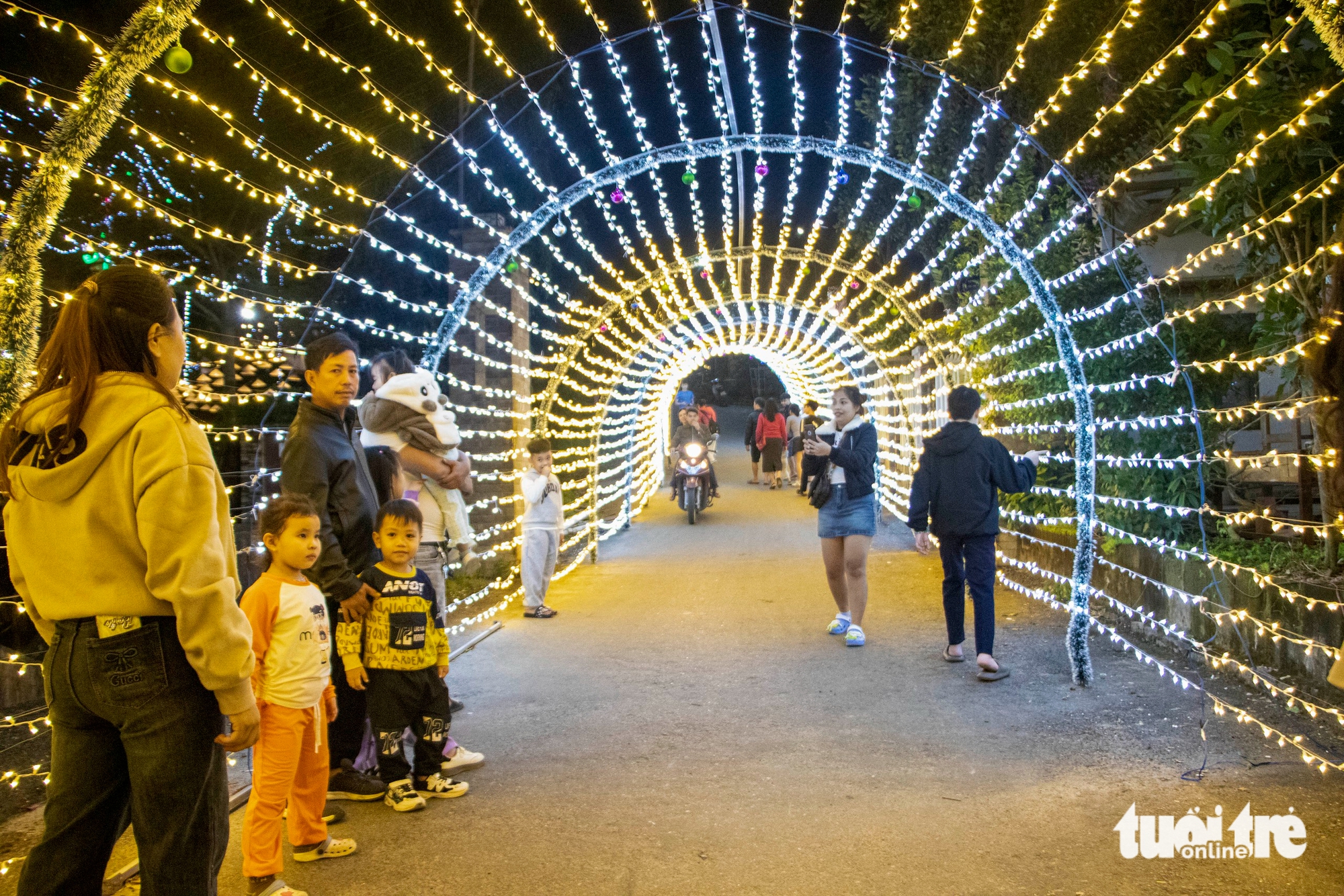 Churches in Da Nang draw crowds as Christmas lights switch on- Ảnh 5.