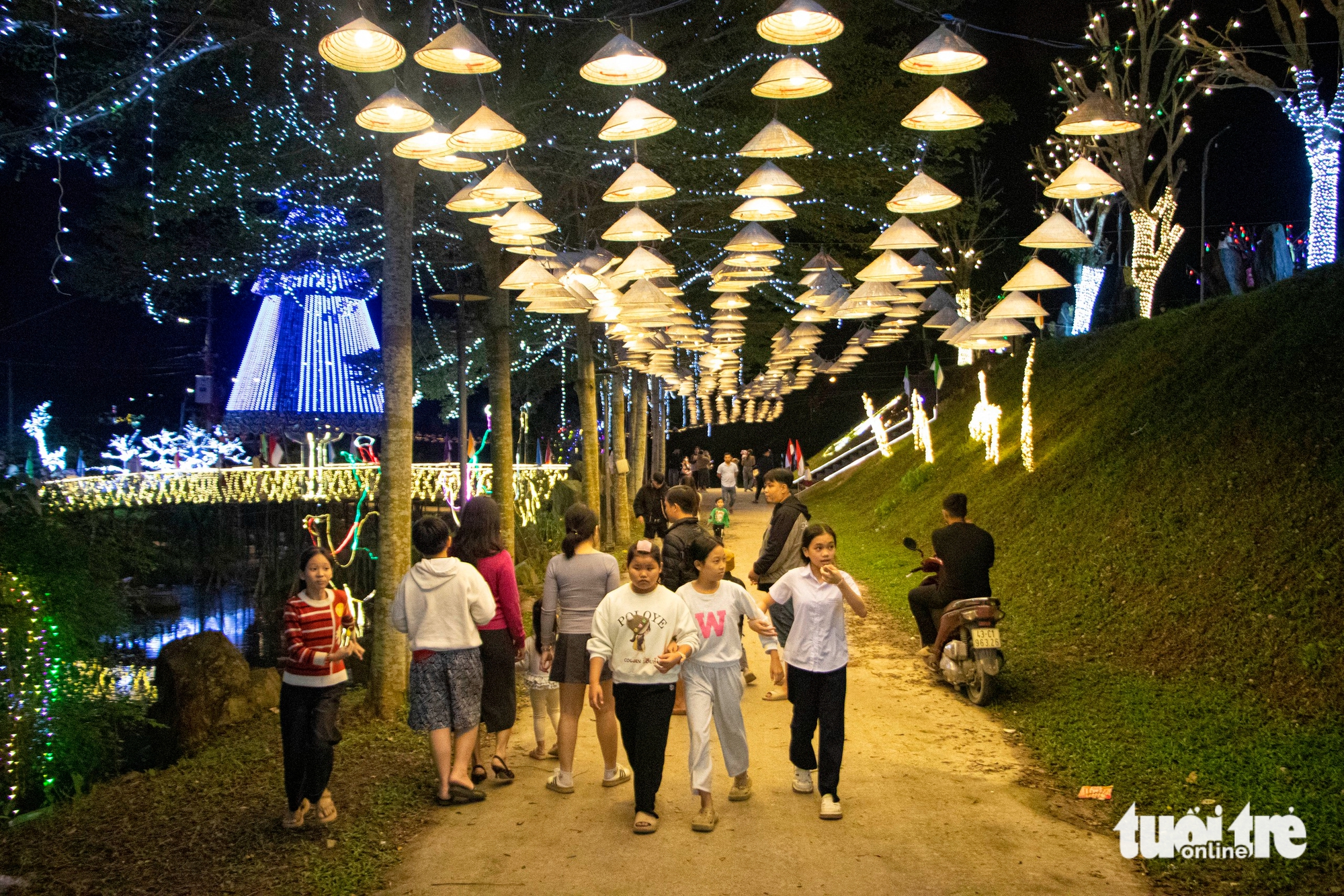 Churches in Da Nang draw crowds as Christmas lights switch on- Ảnh 7.