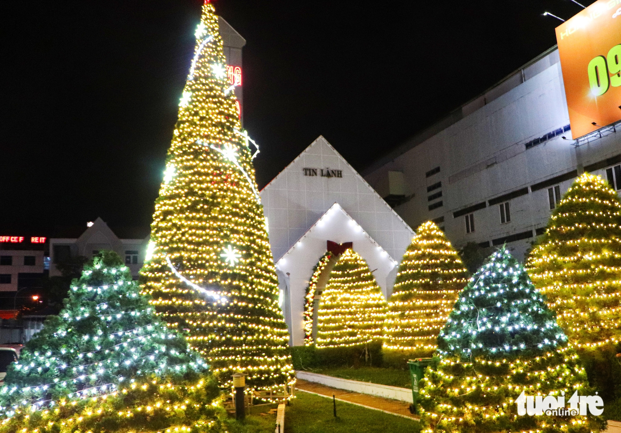 Churches in Da Nang draw crowds as Christmas lights switch on- Ảnh 10.