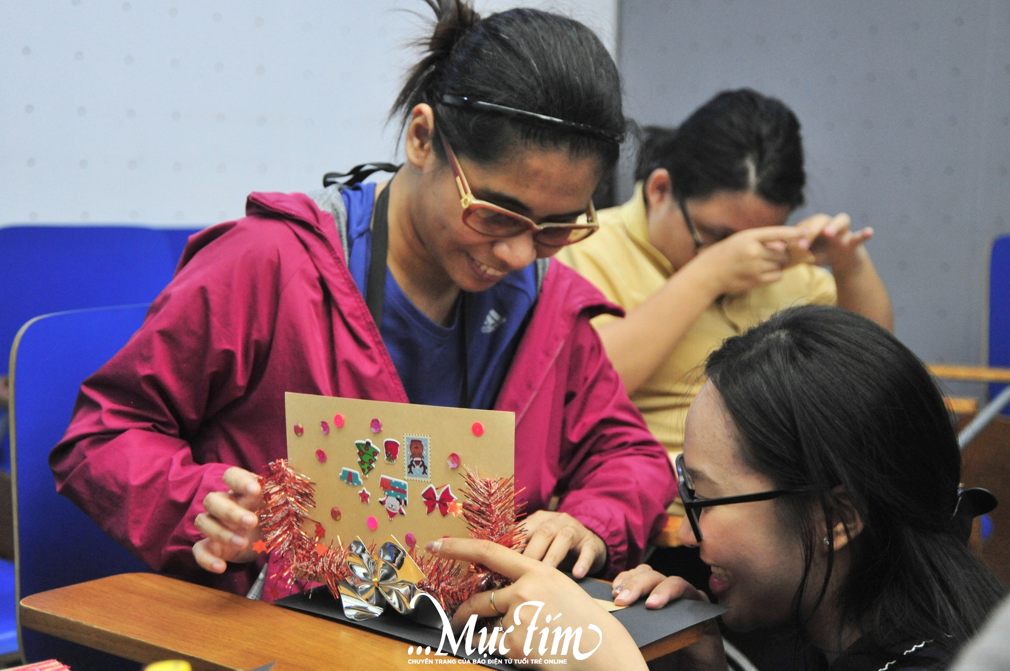 Lan tỏa không khí Giáng sinh qua hoạt động làm thiệp xúc giác cho người khiếm thị- Ảnh 1.