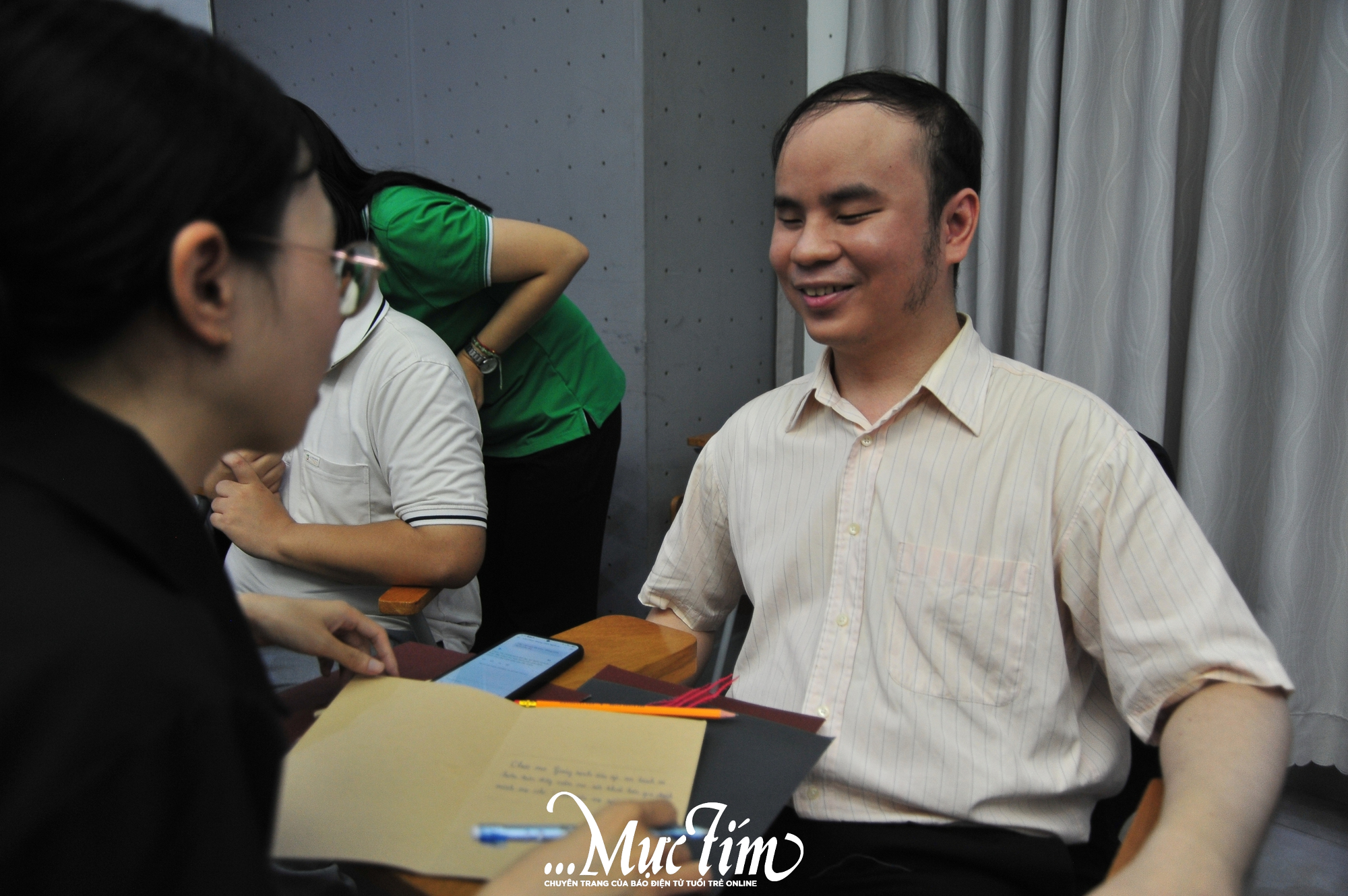 Lan tỏa không khí Giáng sinh qua hoạt động làm thiệp xúc giác cho người khiếm thị- Ảnh 5.