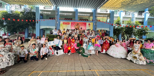 Học trò Quang Trung rộn ràng chào mừng 36 năm ngày thành lập trường- Ảnh 1.