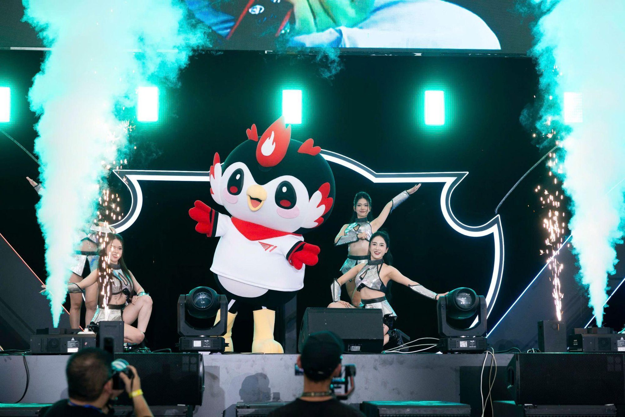 Khán giả hò reo 6 tiếng trong buổi fan meeting của T1 tại Hà Nội - Ảnh 8.