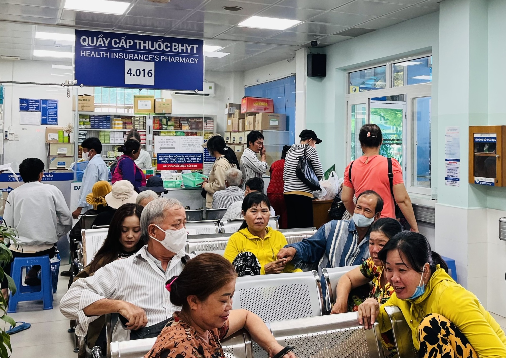 Dừng khám chữa bệnh bảo hiểm y tế ban đầu tại 4 cơ sở, quyền lợi của người dân có bị gián đoạn? - Ảnh 1.