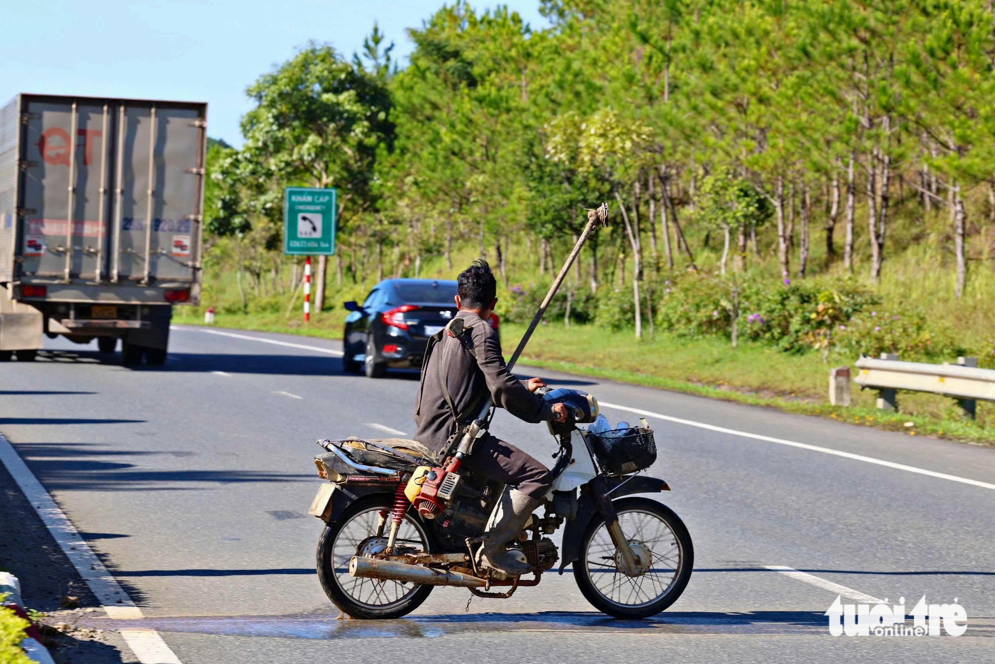 Người dân băng ngang đường cao tốc Liên Khương - Prenn vì thiếu đường gom - Ảnh 1.