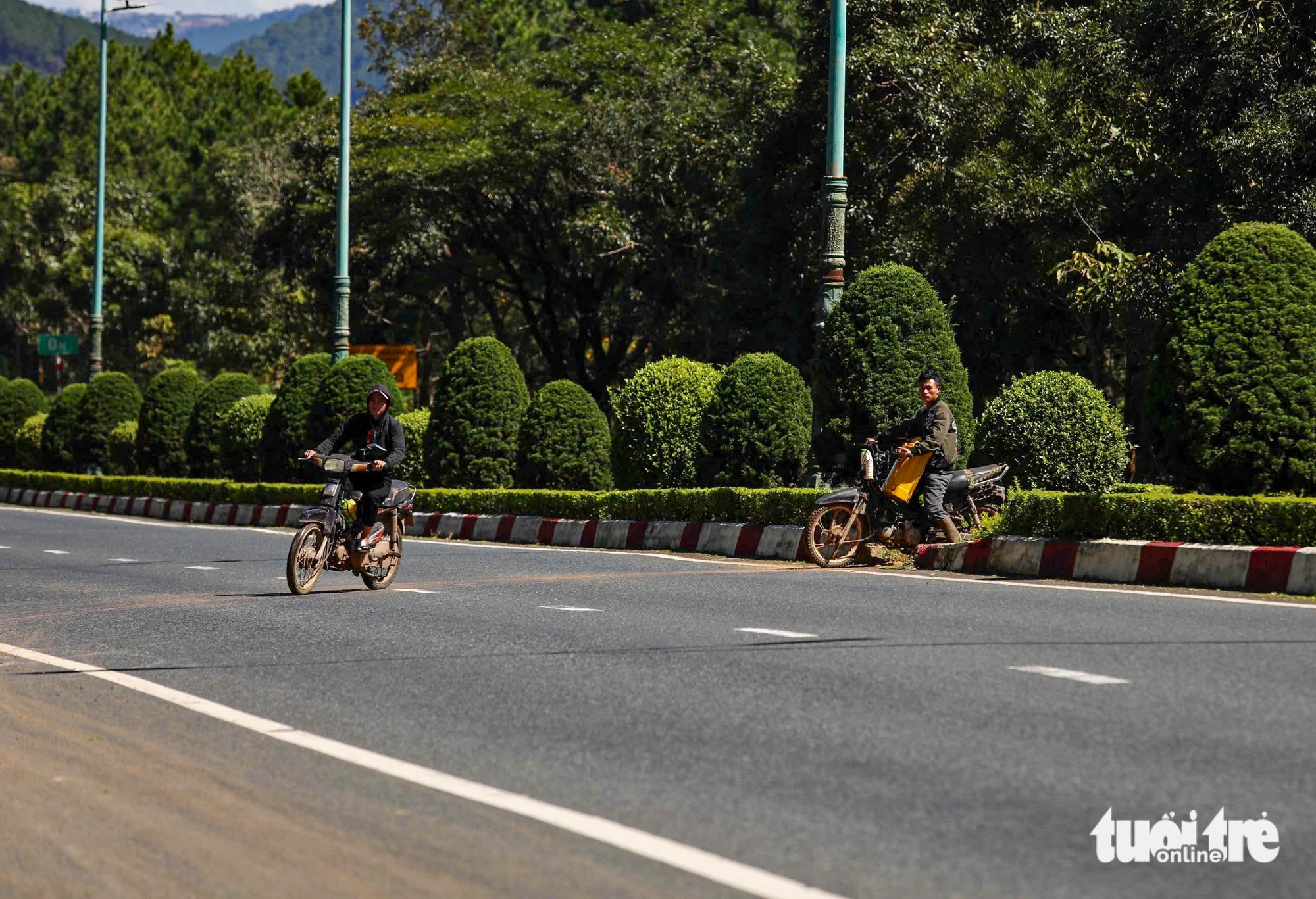 Người dân băng ngang đường cao tốc Liên Khương - Prenn vì thiếu đường gom - Ảnh 3.