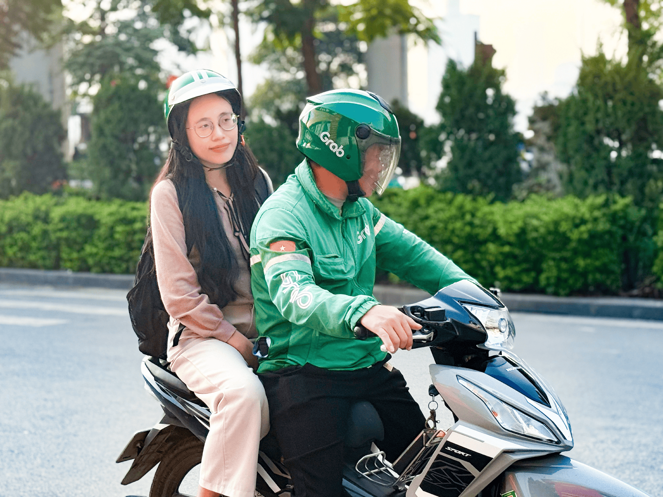 Cuối năm: Dân văn phòng tiết kiệm bằng cách đặt xe và đồ ăn qua app - Ảnh 1.