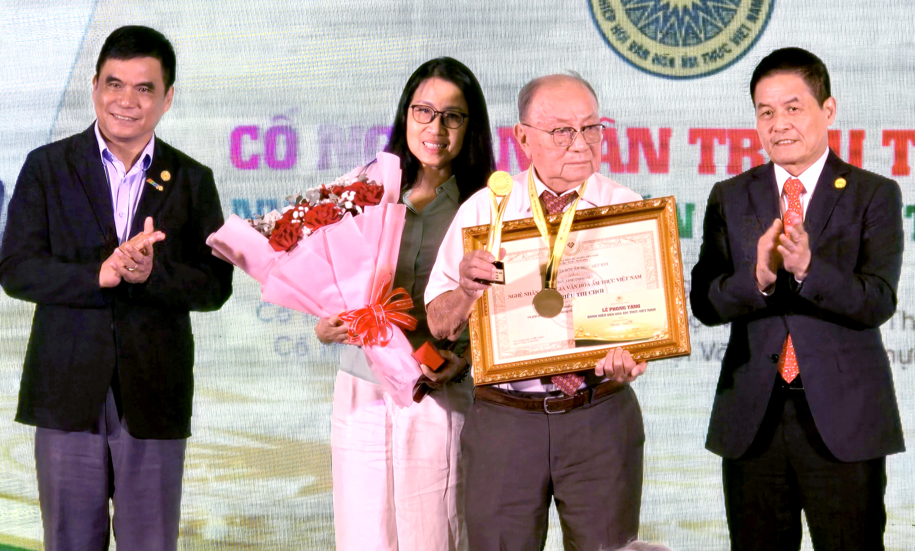 Bà Triệu Thị Chơi được truy tặng danh hiệu Nghệ nhân quốc gia Văn hóa Ẩm thực Việt Nam - Ảnh 1.