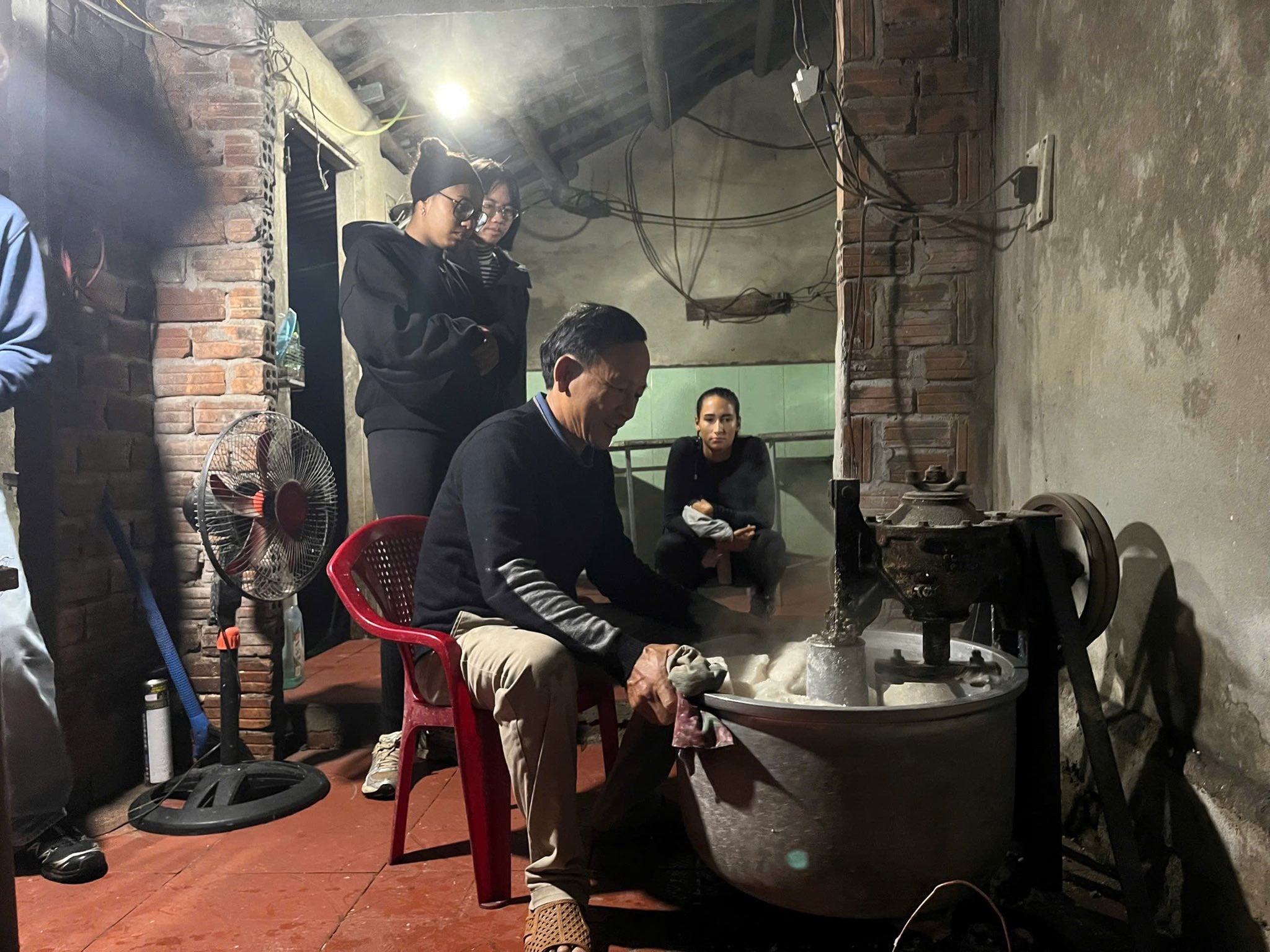 Da Nang man opens farm, offers free English classes for locals to boost community tourism- Ảnh 4.