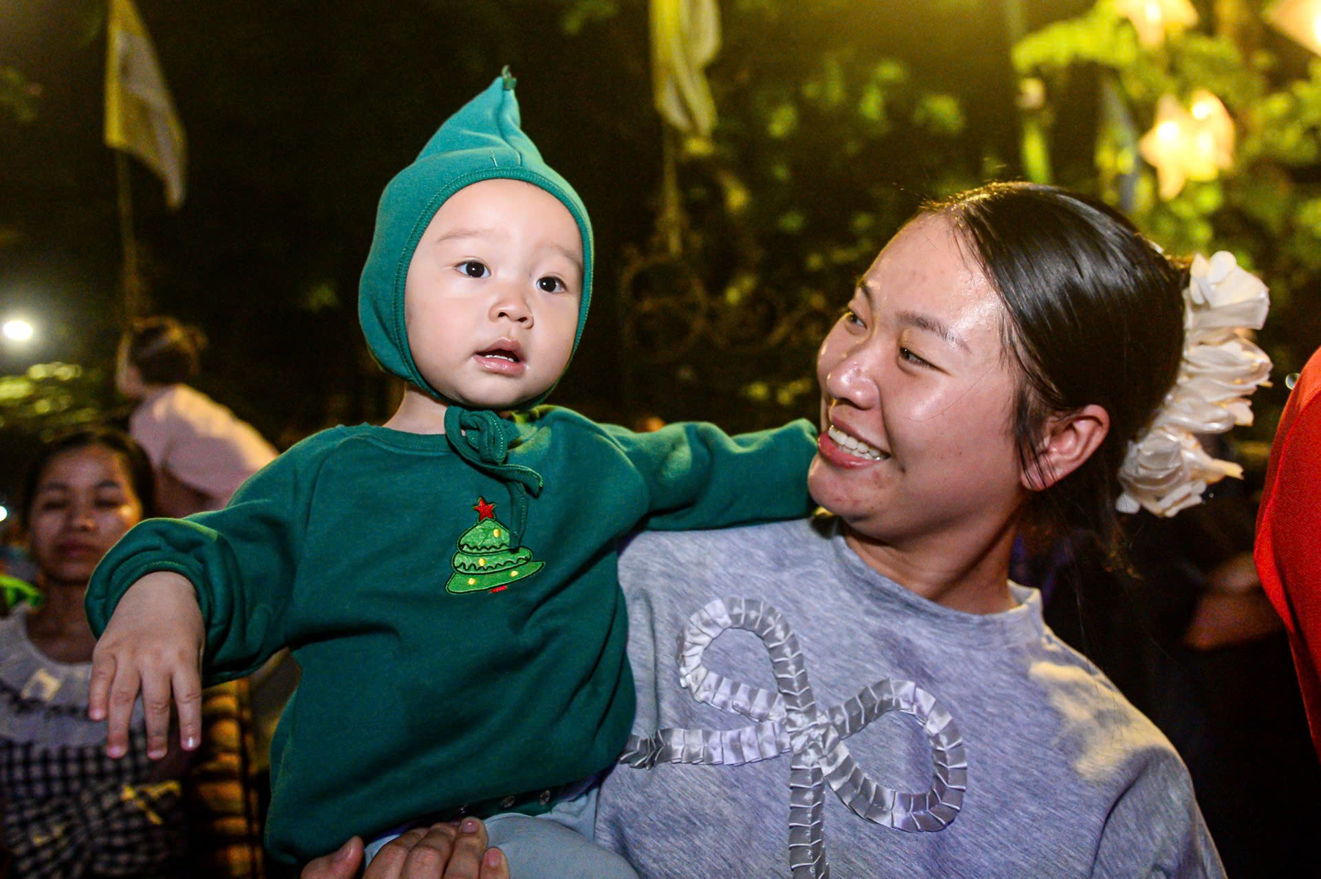 Đêm Noel, trung tâm Hà Nội rực rỡ và đông vui như lễ hội đường phố - Ảnh 9.