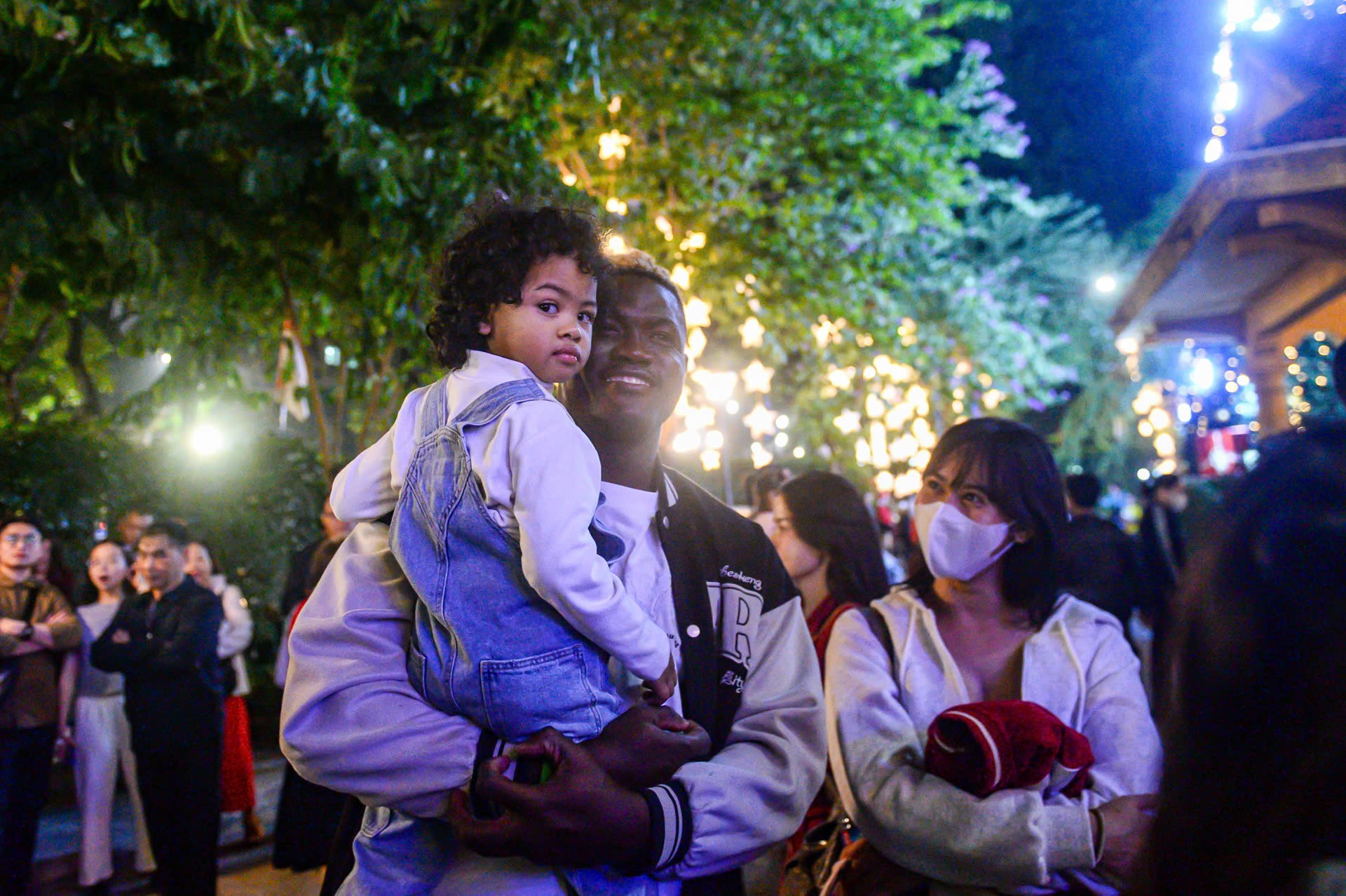 Đêm Noel, trung tâm Hà Nội rực rỡ và đông vui như lễ hội đường phố - Ảnh 10.