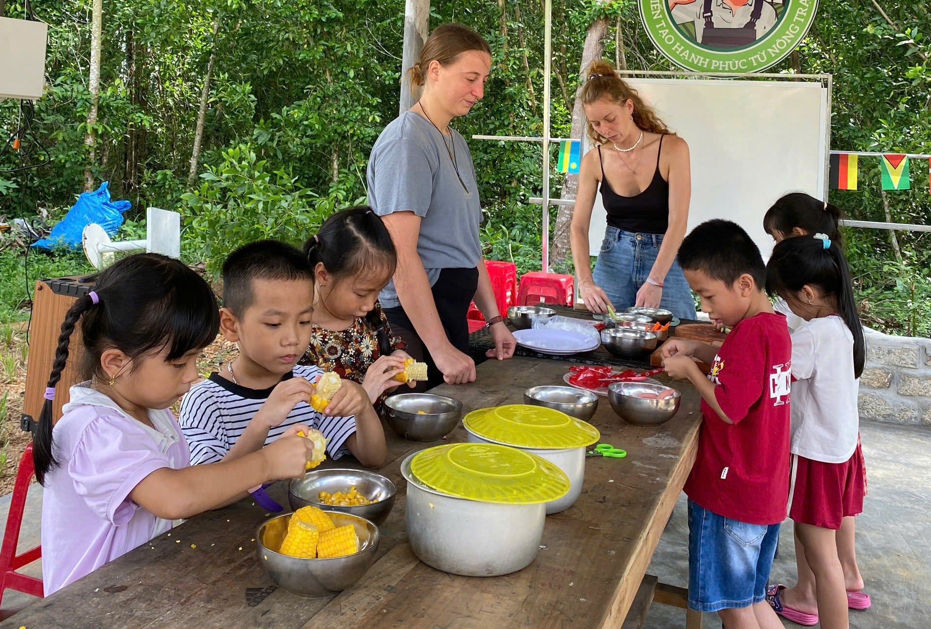 Da Nang man opens farm, offers free English classes for locals to boost community tourism- Ảnh 2.