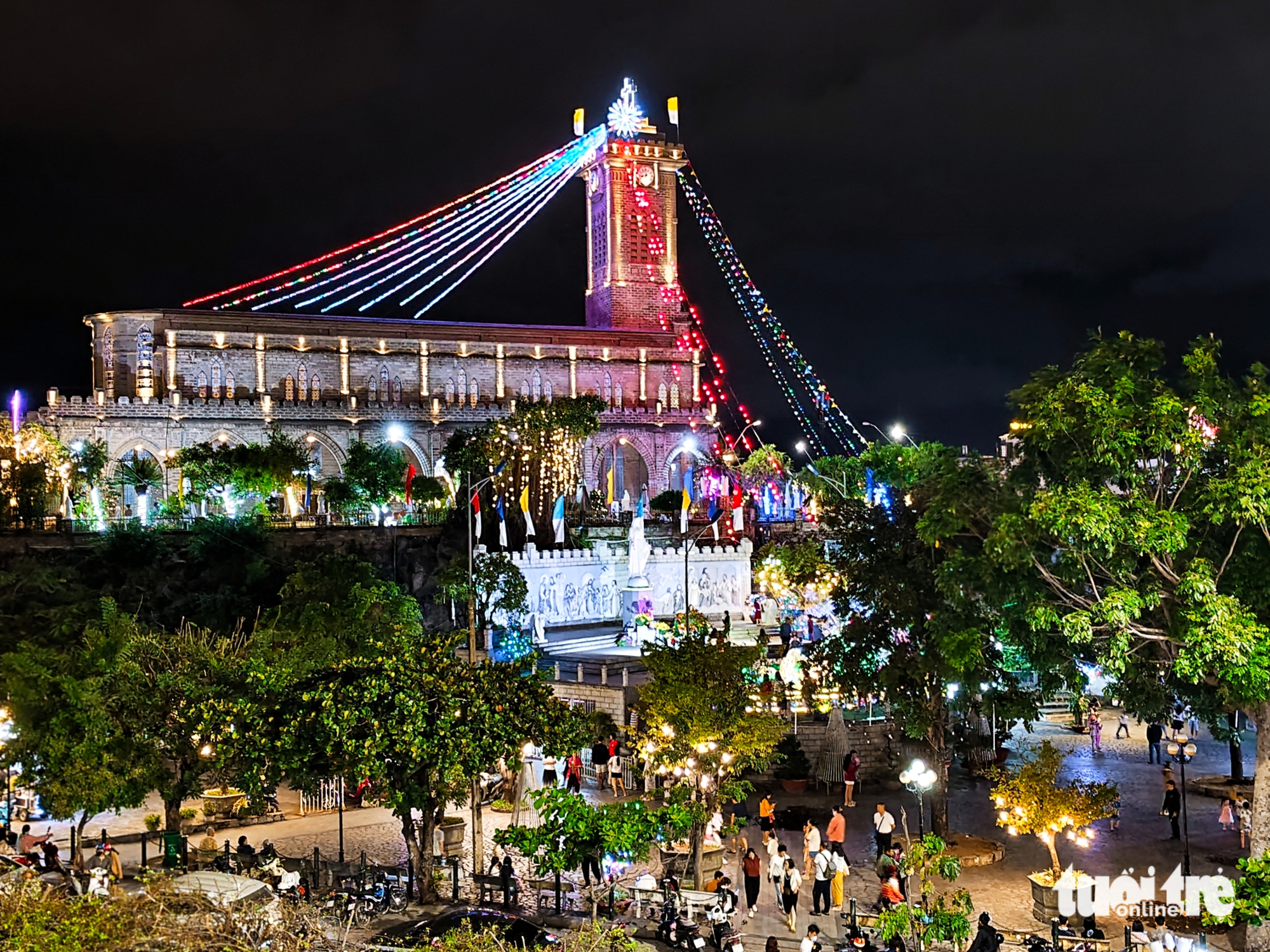 Vietnam's Nha Trang shines bright with festive Christmas atmosphere- Ảnh 2. Vietnam's Nha Trang shines bright with festive Christmas atmosphere- Ảnh 2.