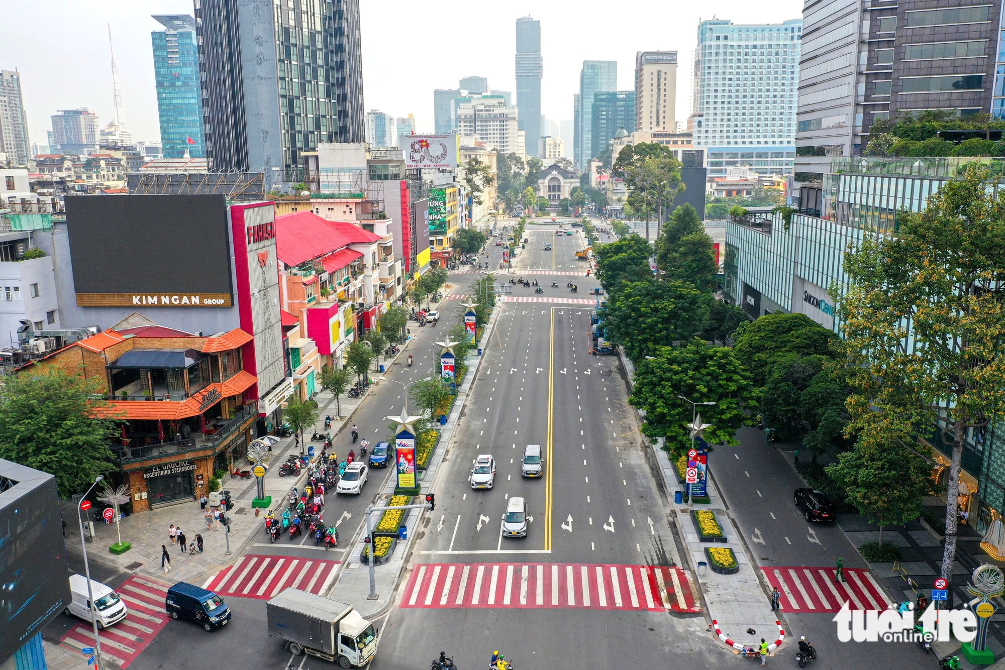 Đường Lê Lợi khoác 'áo mới', bừng sáng đúng ngày Giáng sinh - Ảnh 1.