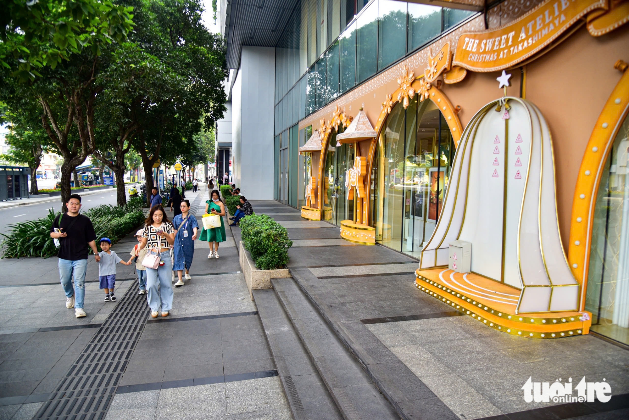 Đường Lê Lợi khoác 'áo mới', bừng sáng đúng ngày Giáng sinh - Ảnh 6.