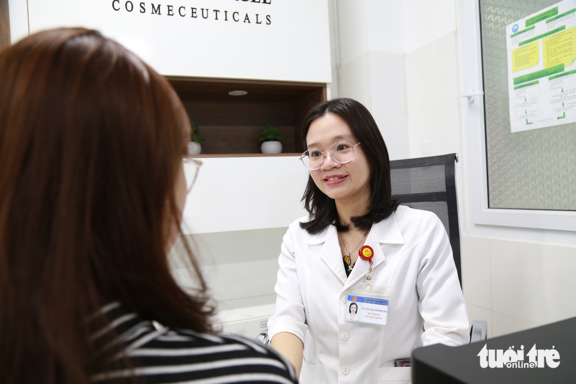 Rộ trào lưu trộn ‘bột làm đẹp’ với kem dưỡng, bác sĩ nói gì? - Ảnh 1.