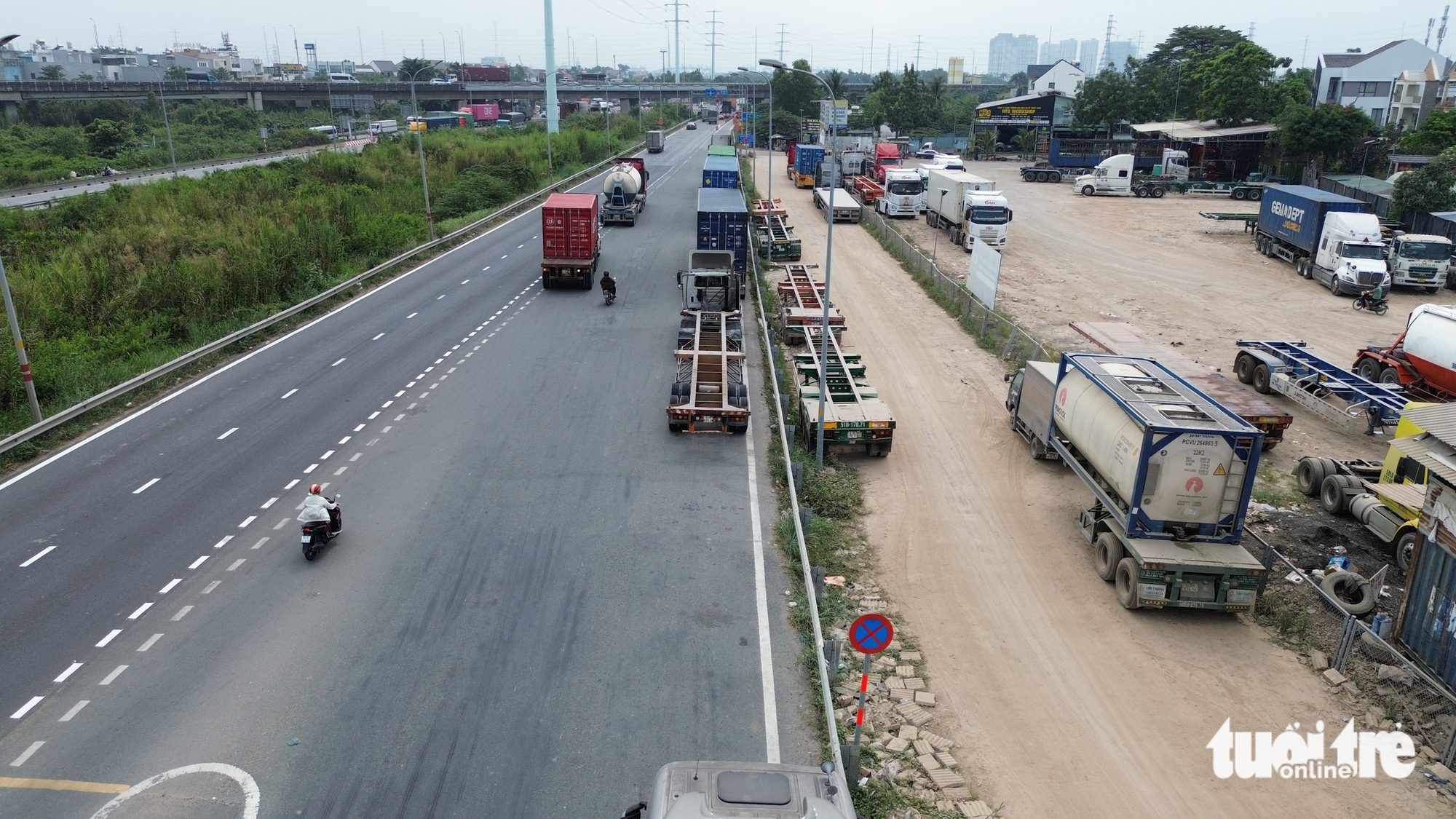 Xe đầu kéo, container đậu hàng dài trên đường dẫn cao tốc, hướng ra đường Võ Chí Công dù có biển cấm - Ảnh 4.