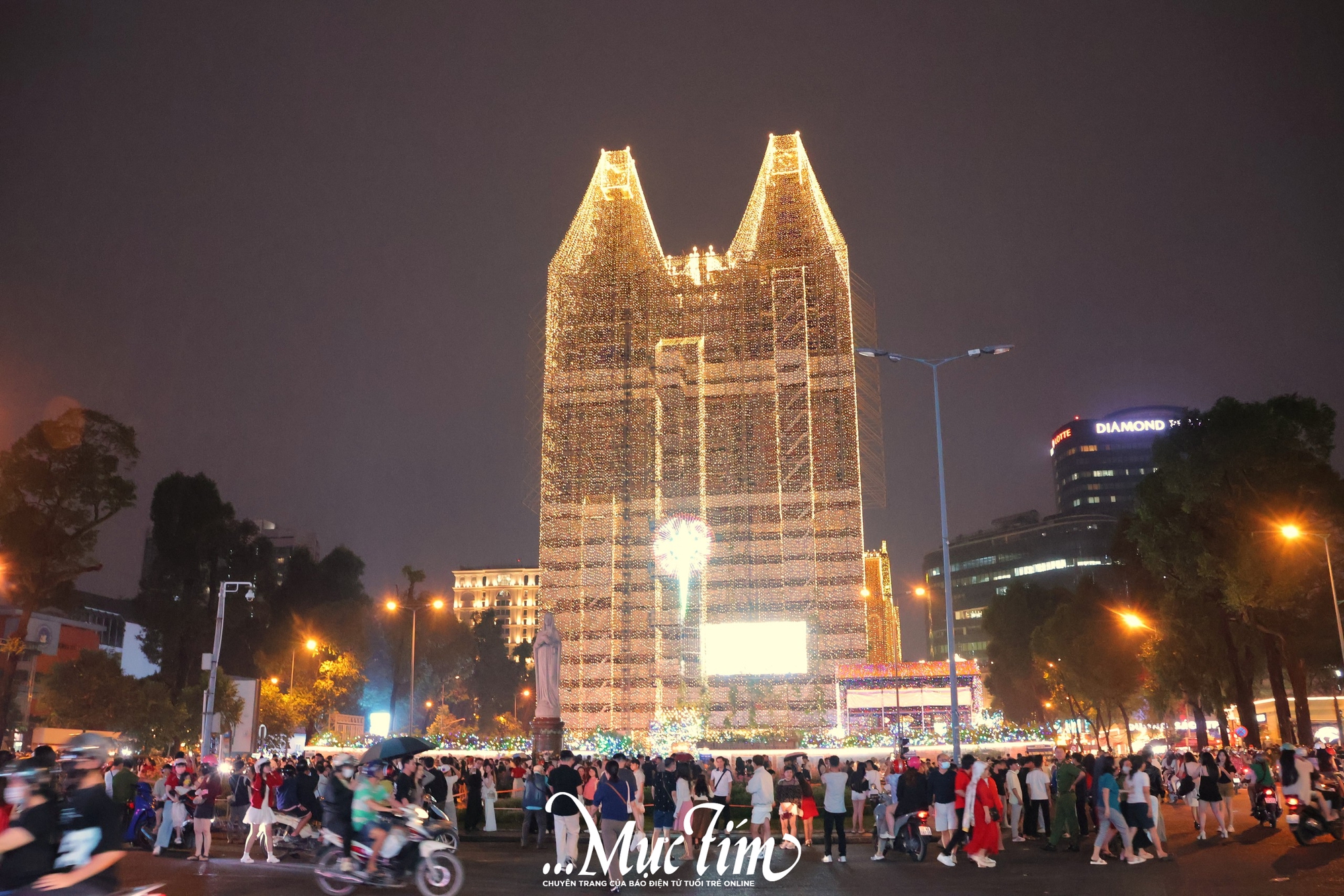 Bạn trẻ thích thú ngắm tuyết rơi đêm Giáng sinh tại TP.HCM- Ảnh 1.