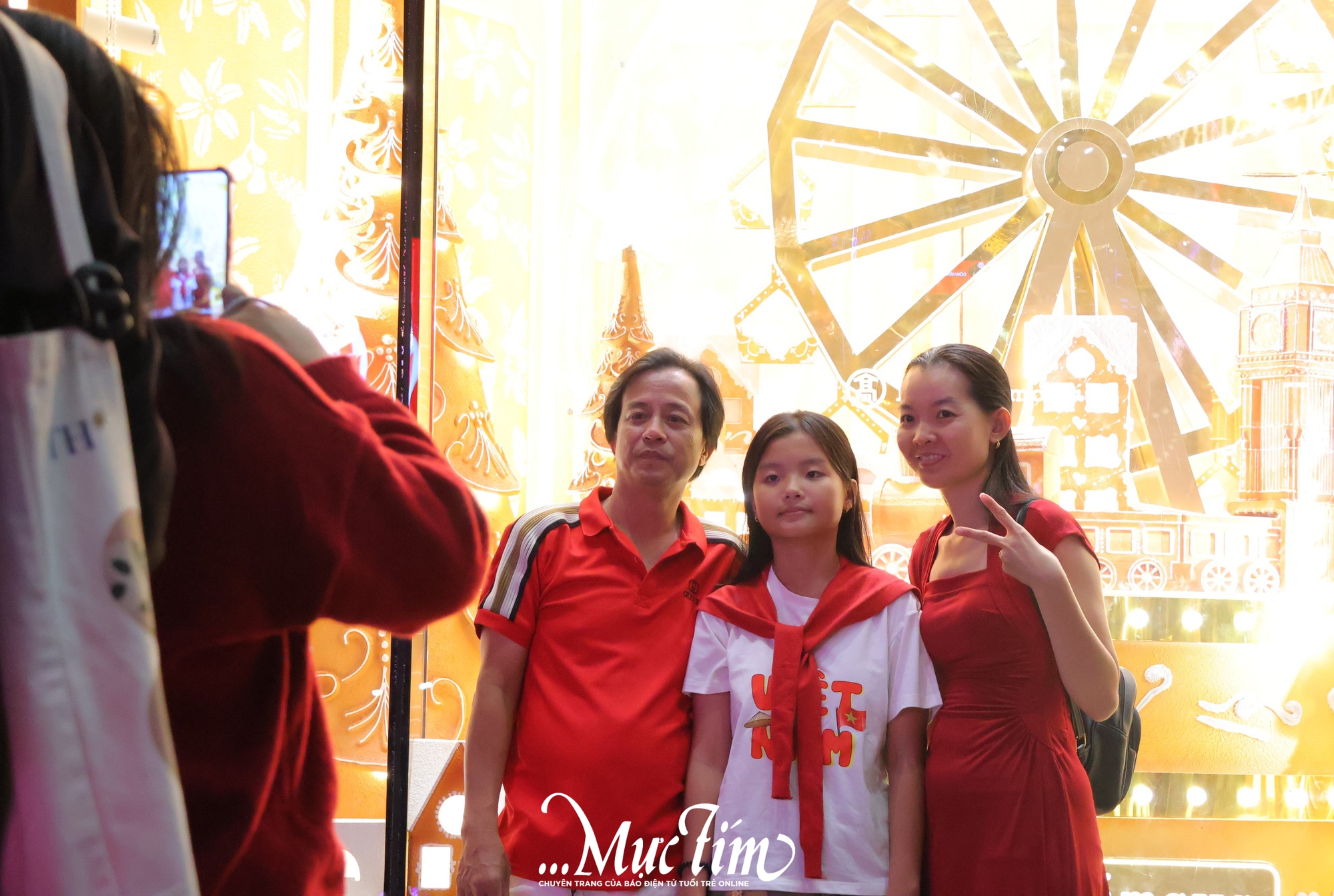 Bạn trẻ thích thú ngắm tuyết rơi đêm Giáng sinh tại TP.HCM- Ảnh 2.